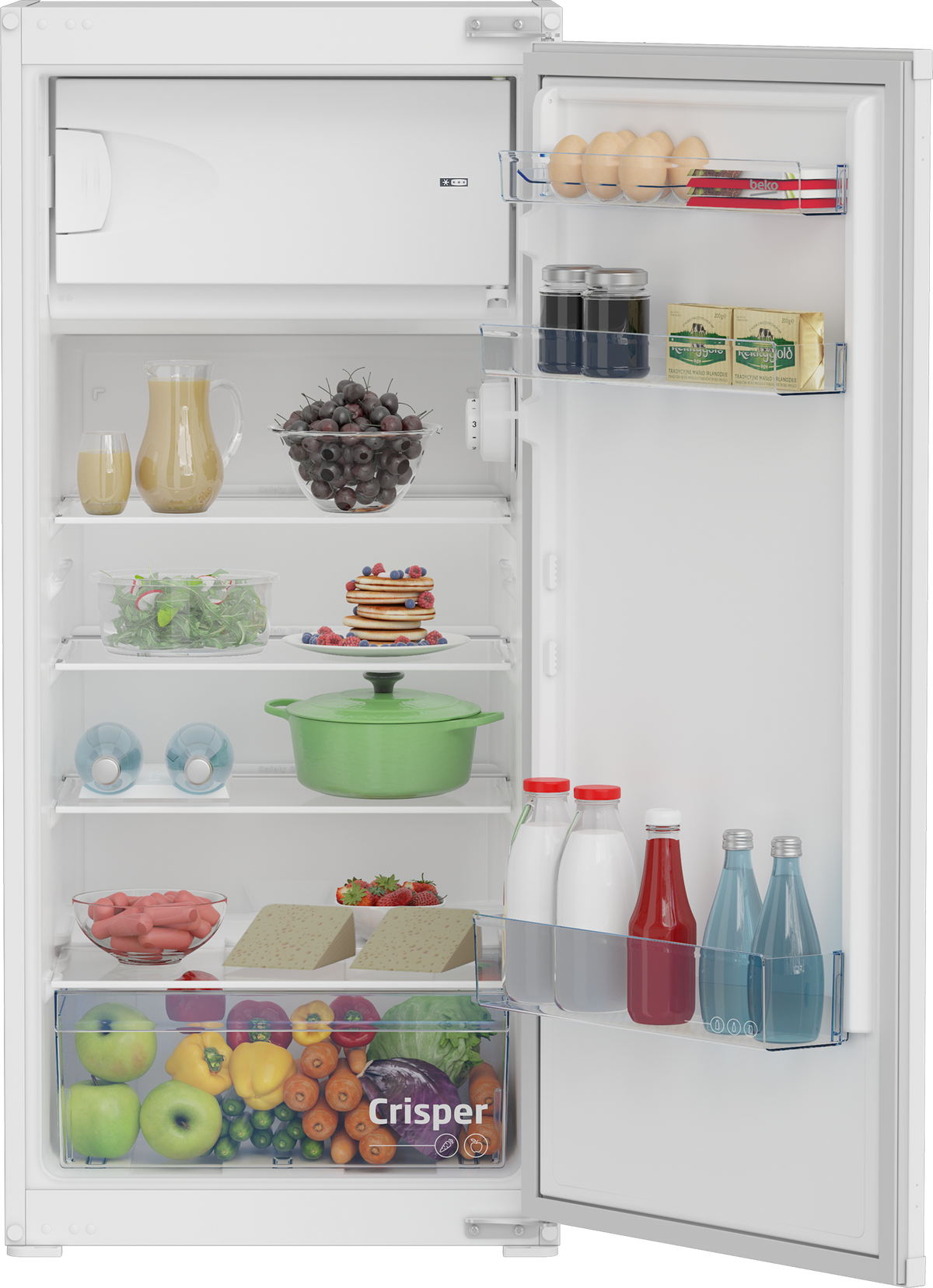 Ein offener Kühlschrank mit Lebensmitteln: Eier, Saft, Beeren, Pfannkuchen, Gemüse und Flaschen.