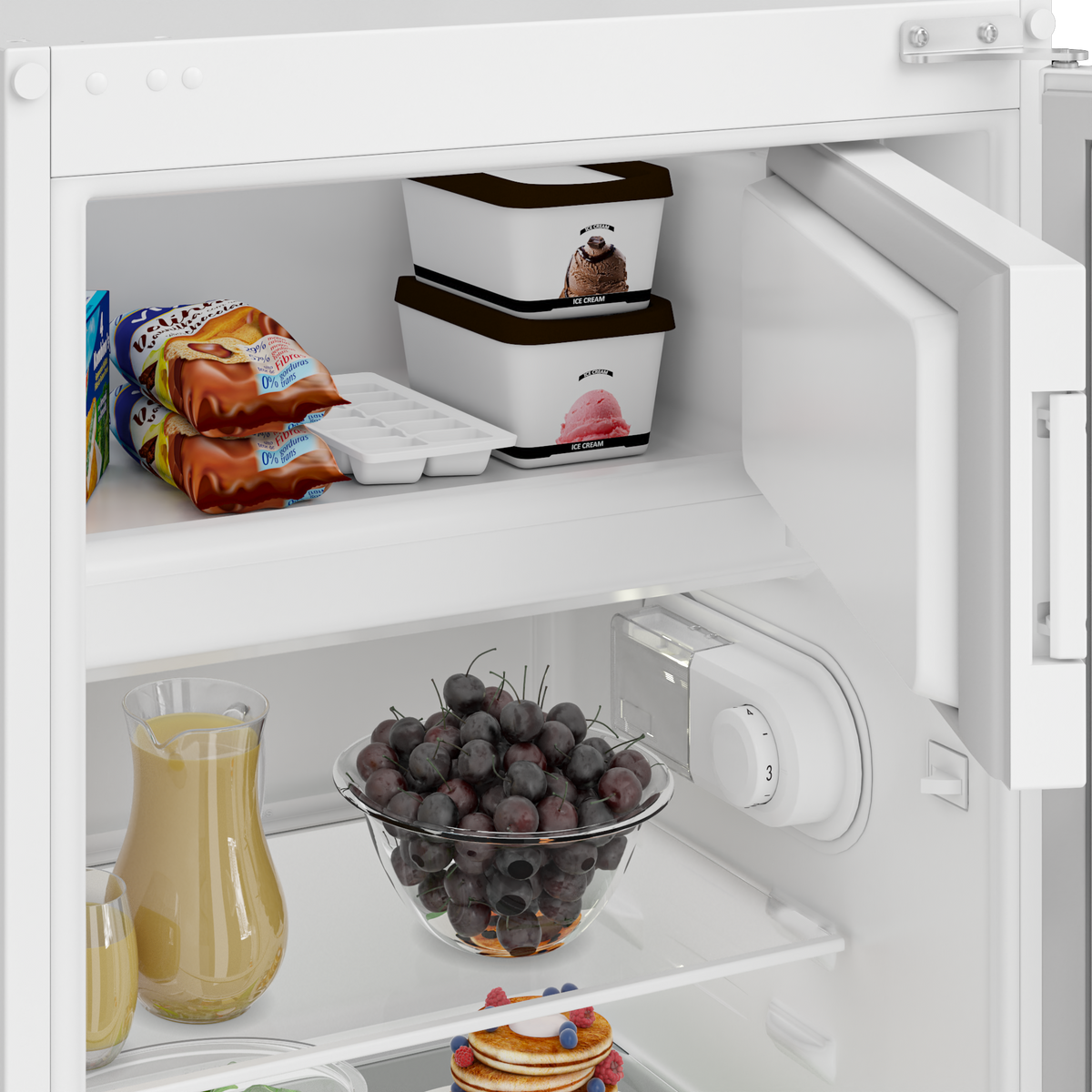 Ein offener Kühlschrank mit Eiscreme, Saft, Kirschen und Pfannkuchen.