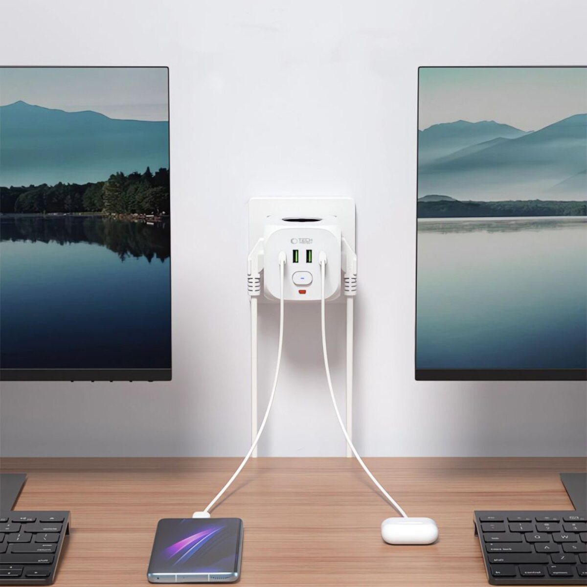 Ein weißer Reiseadapter mit USB-Anschlüssen, der in einer Steckdose steckt.