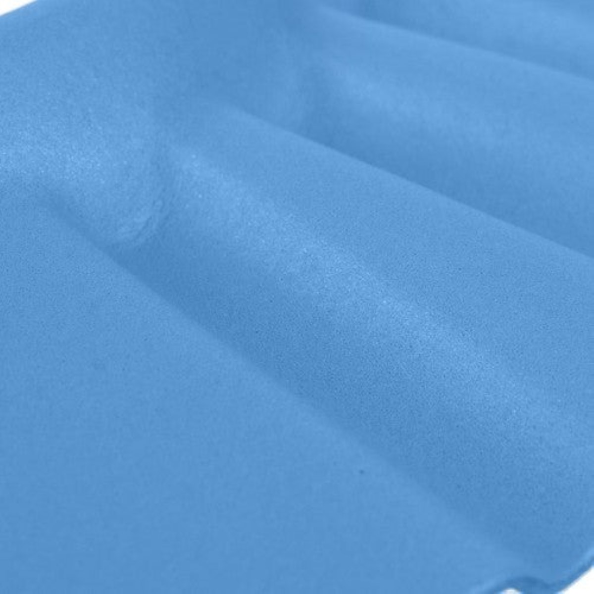 Primer plano de un material acolchado azul con crestas horizontales.