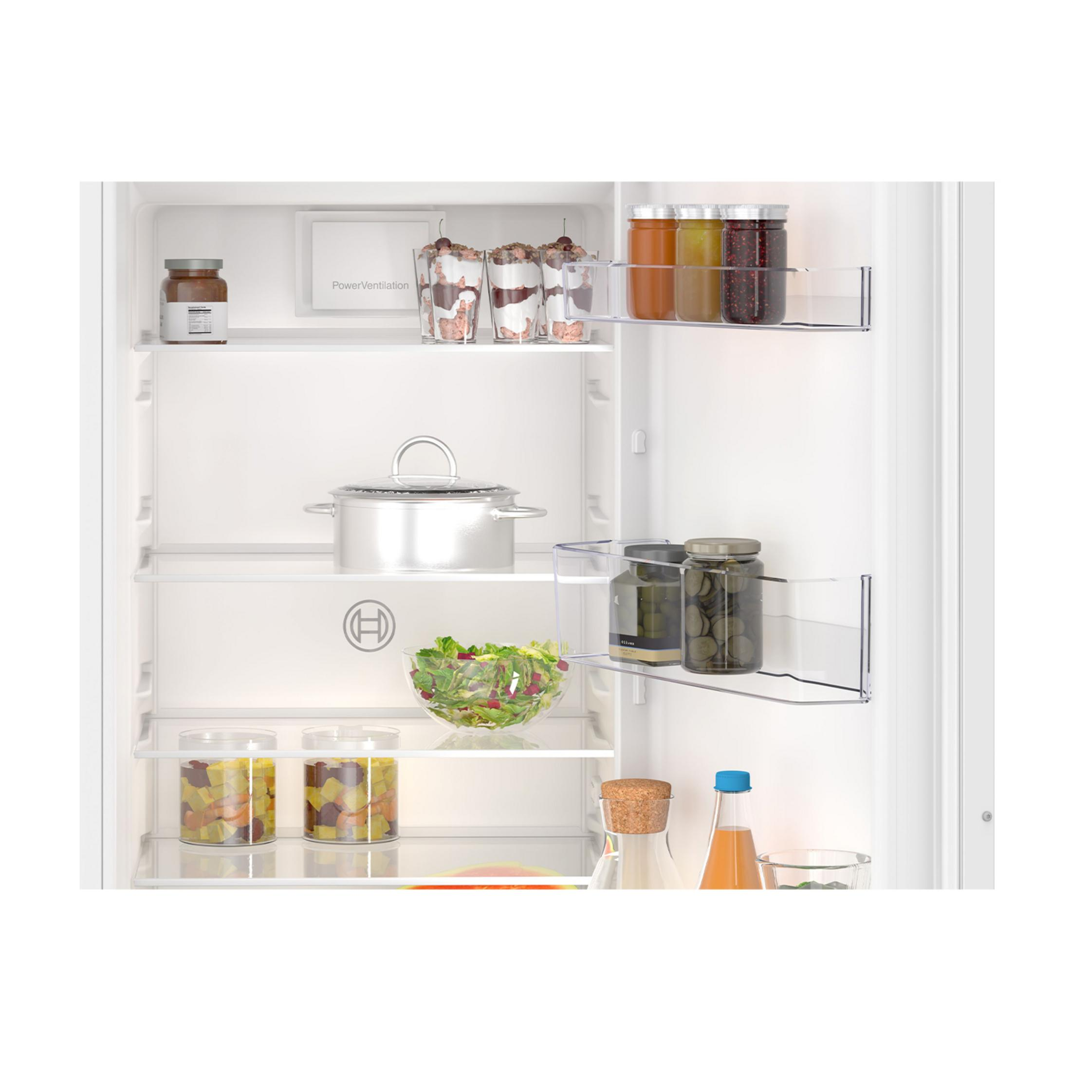 Ein offener Kühlschrank mit Lebensmitteln auf mehreren Regalen.