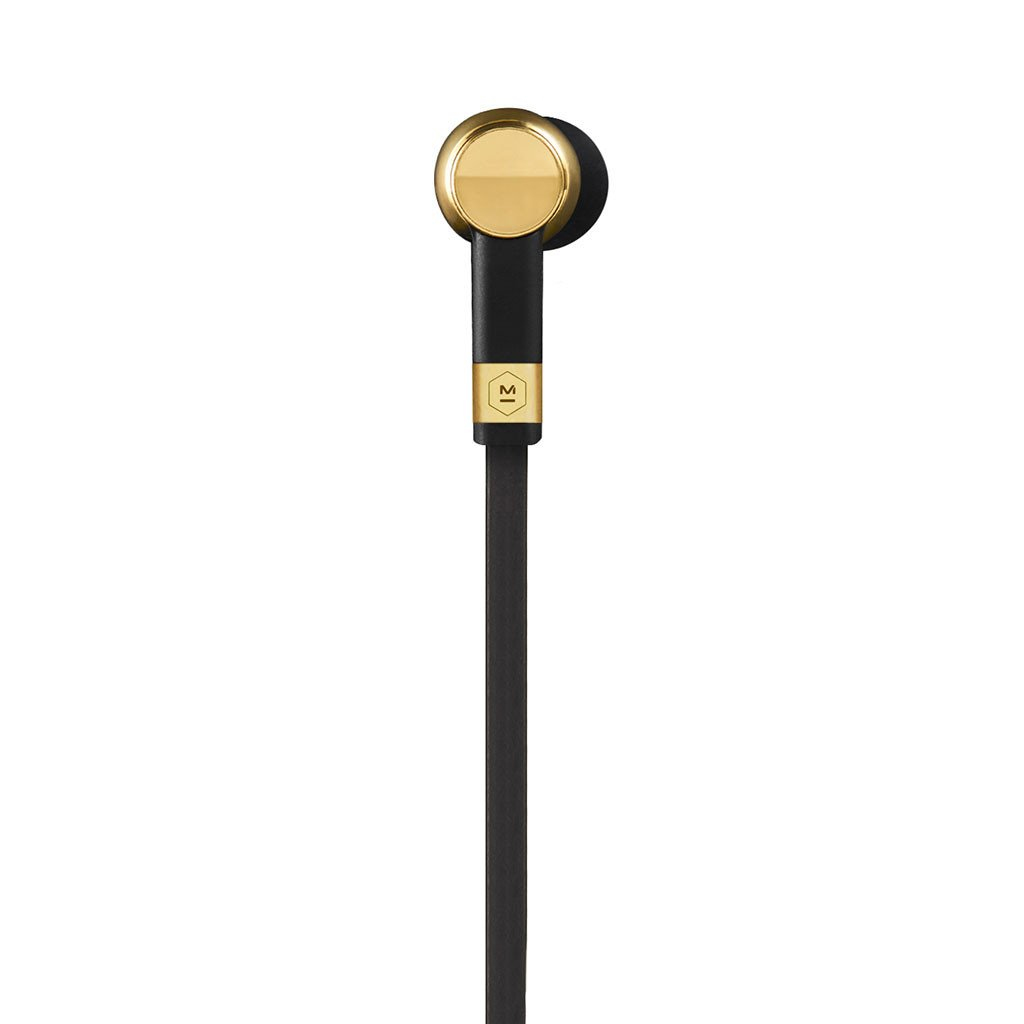 Un auricolare nero con accento dorato e logo M.