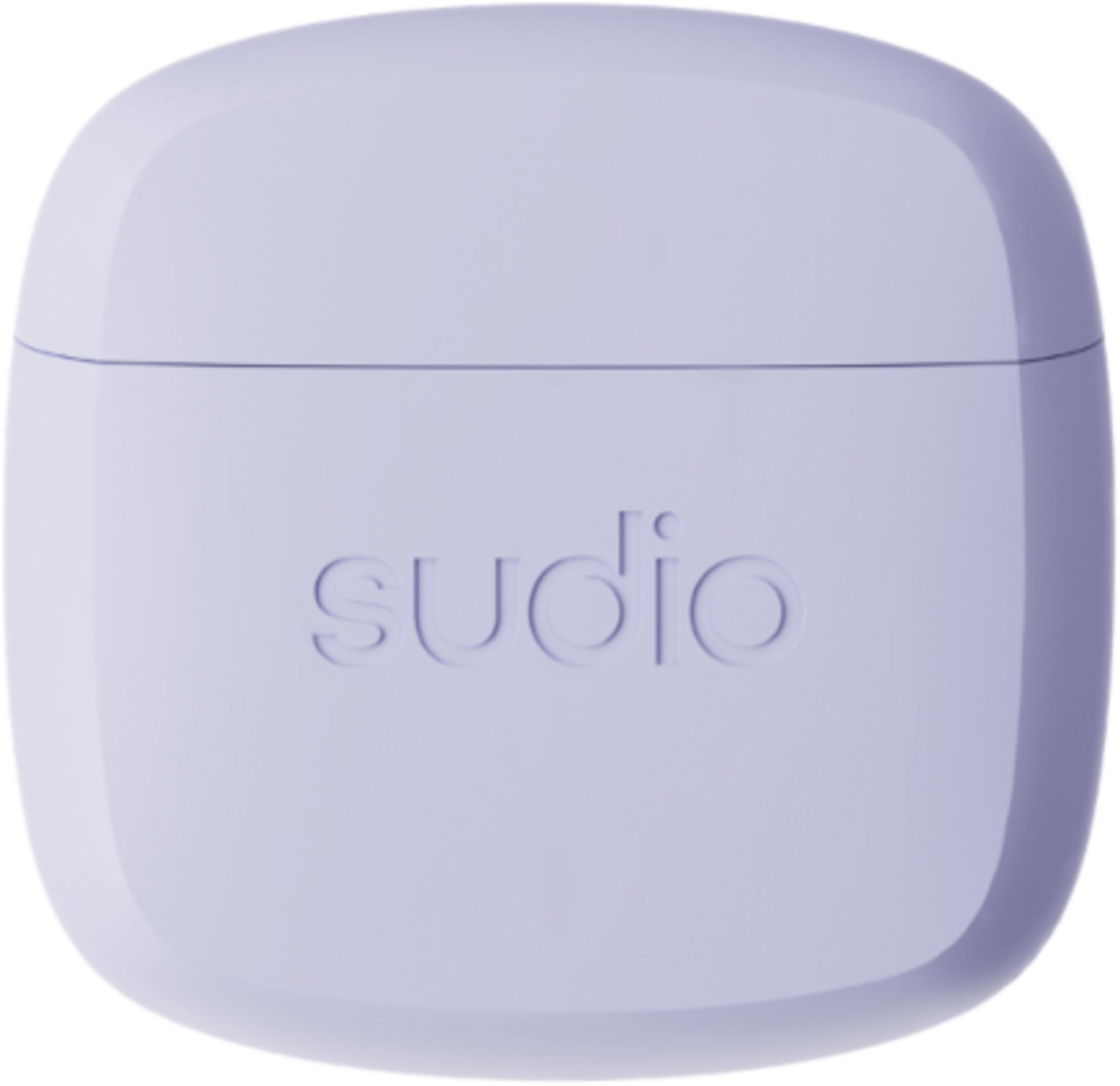 Una custodia di ricarica lavanda per auricolari con il logo Sudio in rilievo.