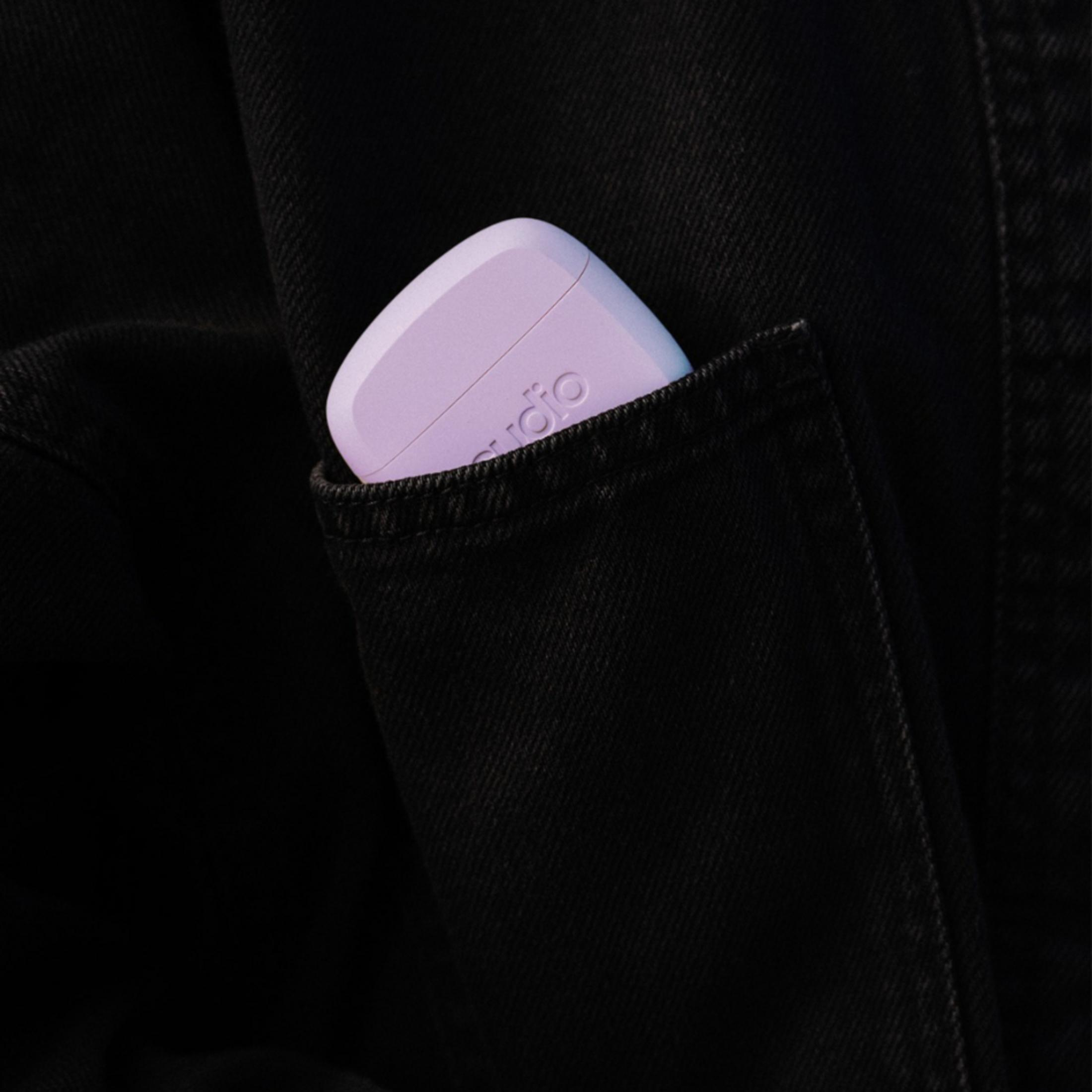 Custodia lavanda per auricolari nella tasca di jeans neri.