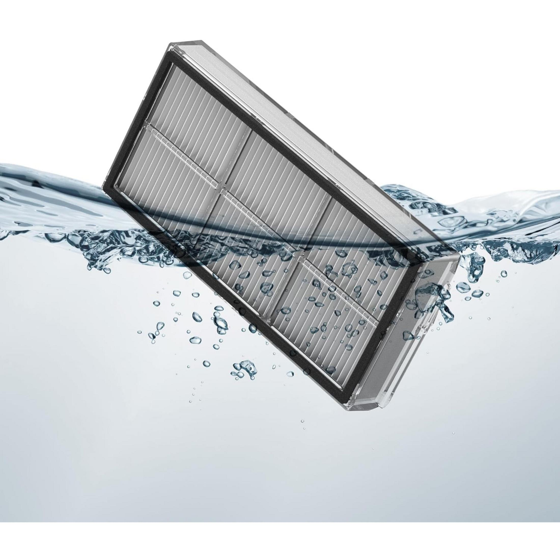 Prostokątny filtr z listwami jest zanurzony w czystej wodzie z bąbelkami.