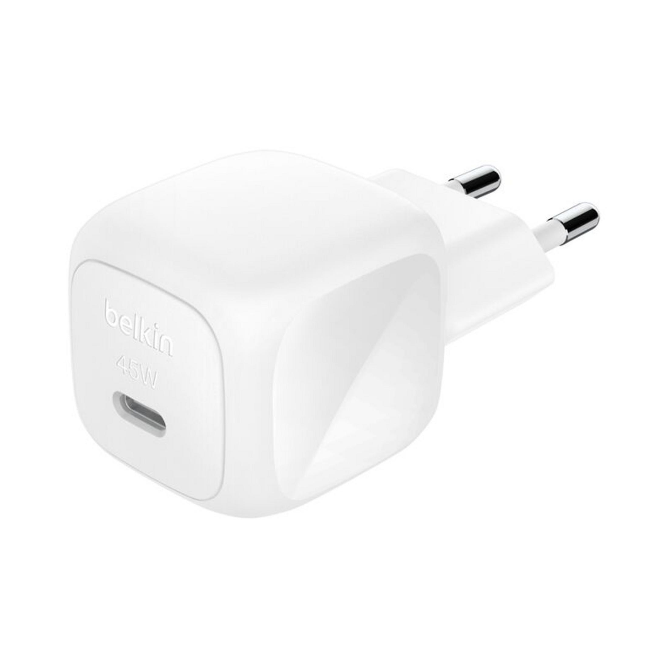 Ein weißer Belkin 45W USB-C Netzstecker mit zwei silbernen Pins.