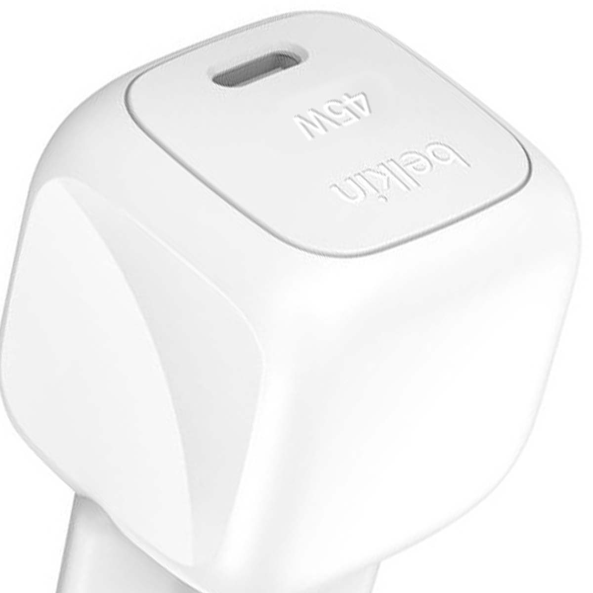 Weißer kompakter Belkin 45W Netzstecker mit USB-C-Anschluss.