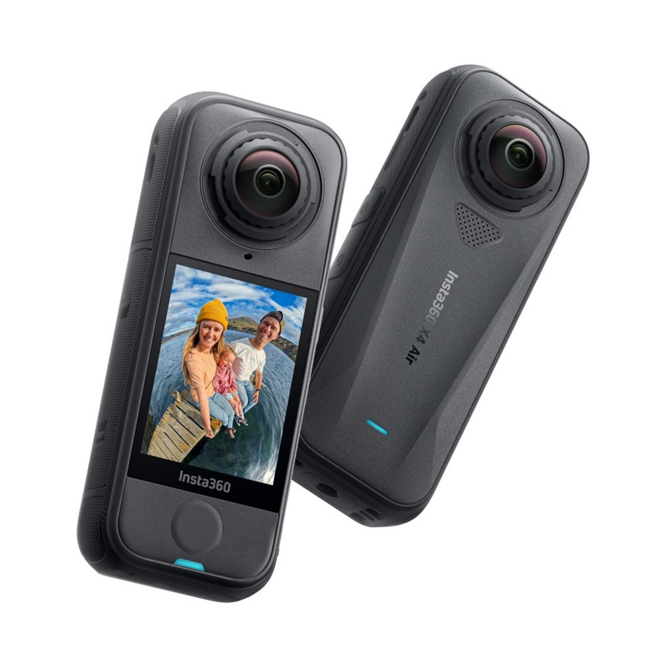 Zwei schwarze Insta360 X4 Air Kameras, eine mit Bildschirm, auf weißem Hintergrund.