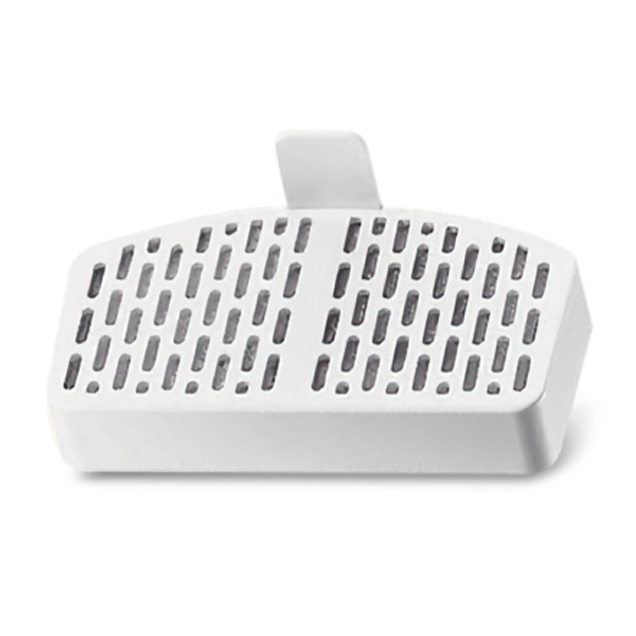 Un filtro dell'acqua bianco rettangolare con una maniglia e molte fessure.