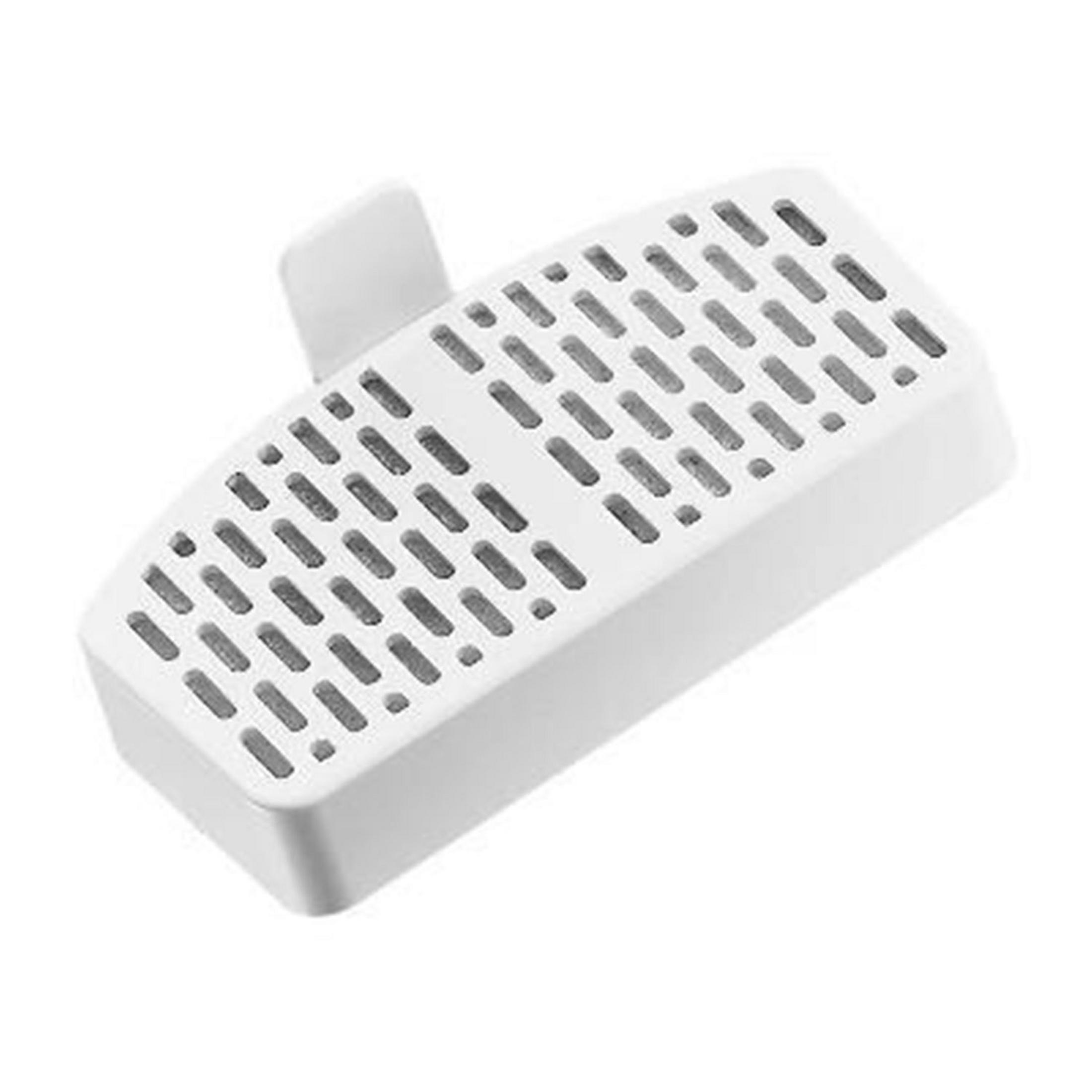 Un filtro dell'acqua bianco con molte fessure e una piccola linguetta.