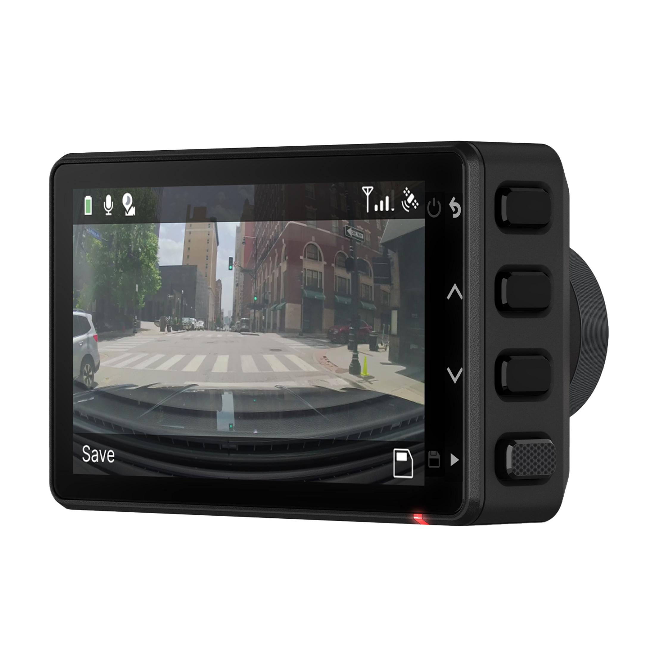 Armaturenbrettansicht einer Stadtstraße mit einem Dashcam-Display.