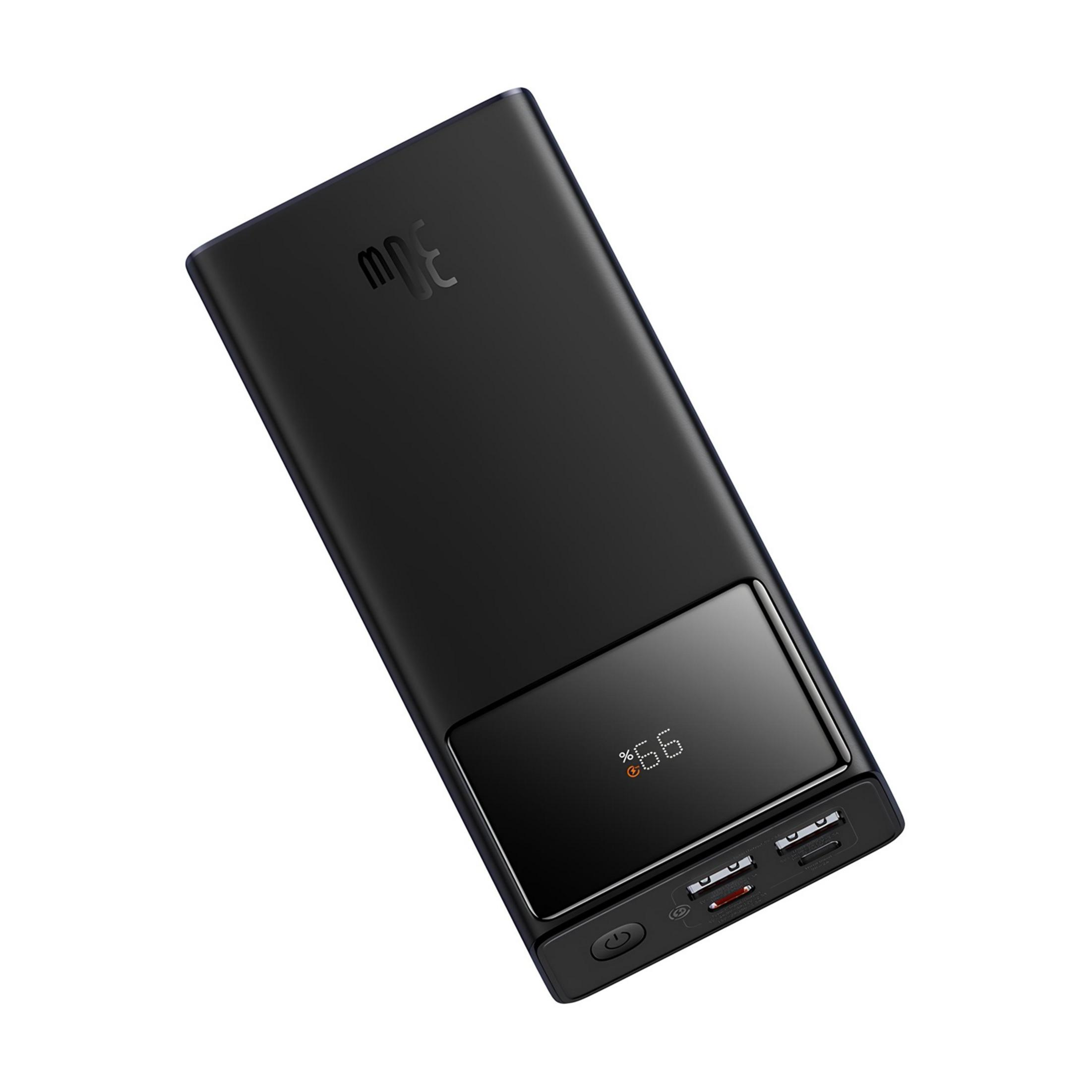 Power bank nero con display digitale che mostra 99% e porte USB.