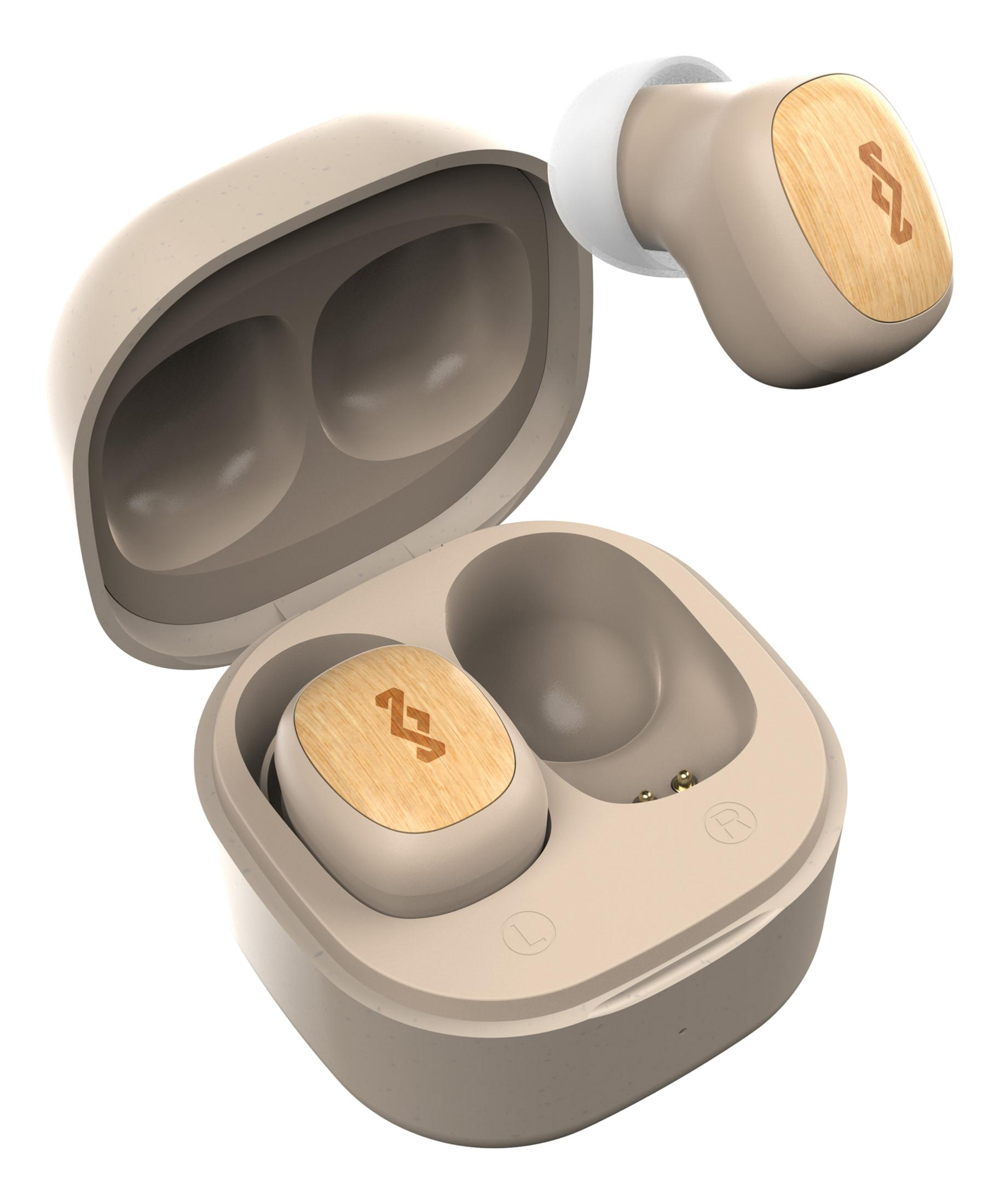 Ein beige Ladecase mit zwei Ohrhörern, einer innen und einer außen.
