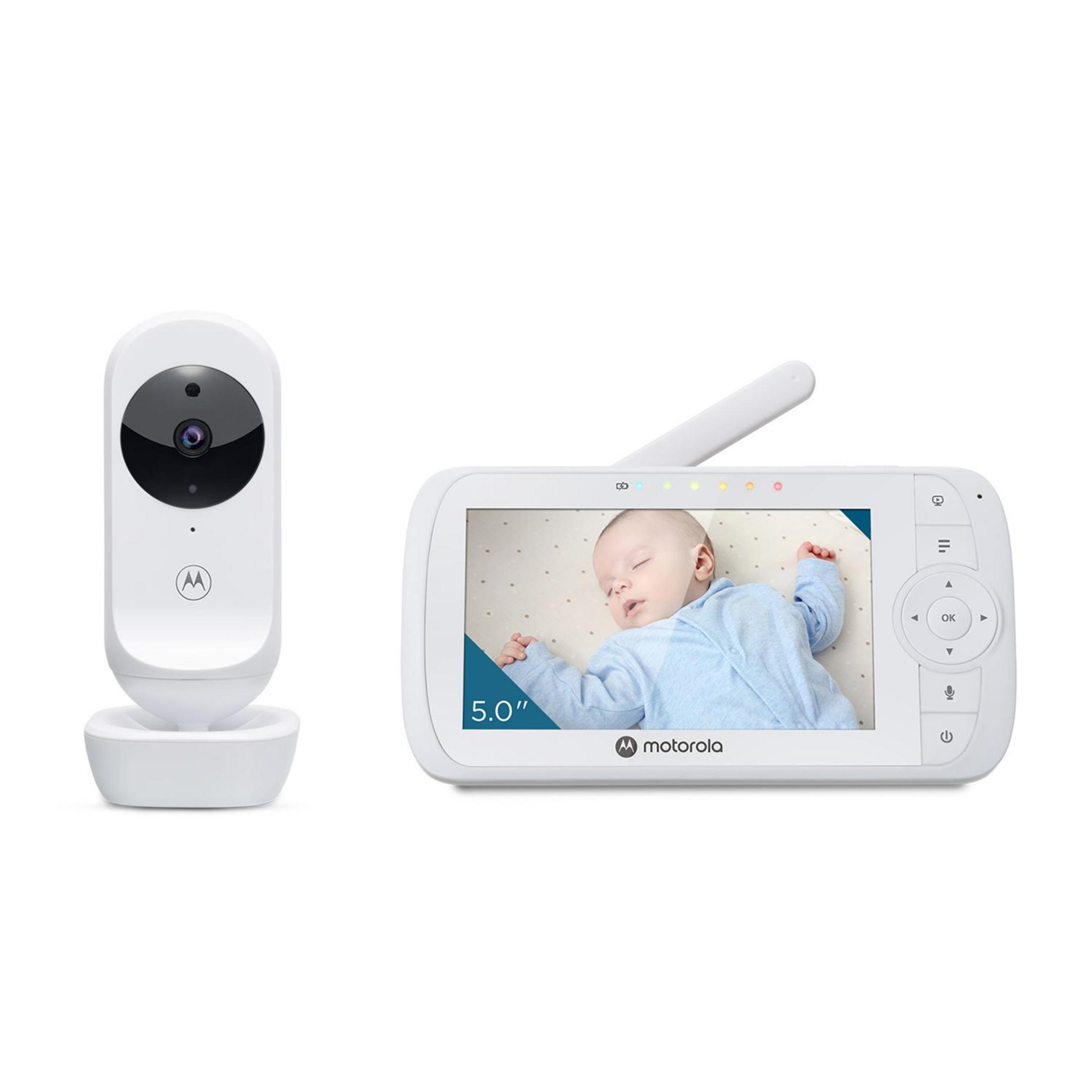 Ein weißer Babyfon-Monitor zeigt ein schlafendes Baby, daneben steht die Kamera.