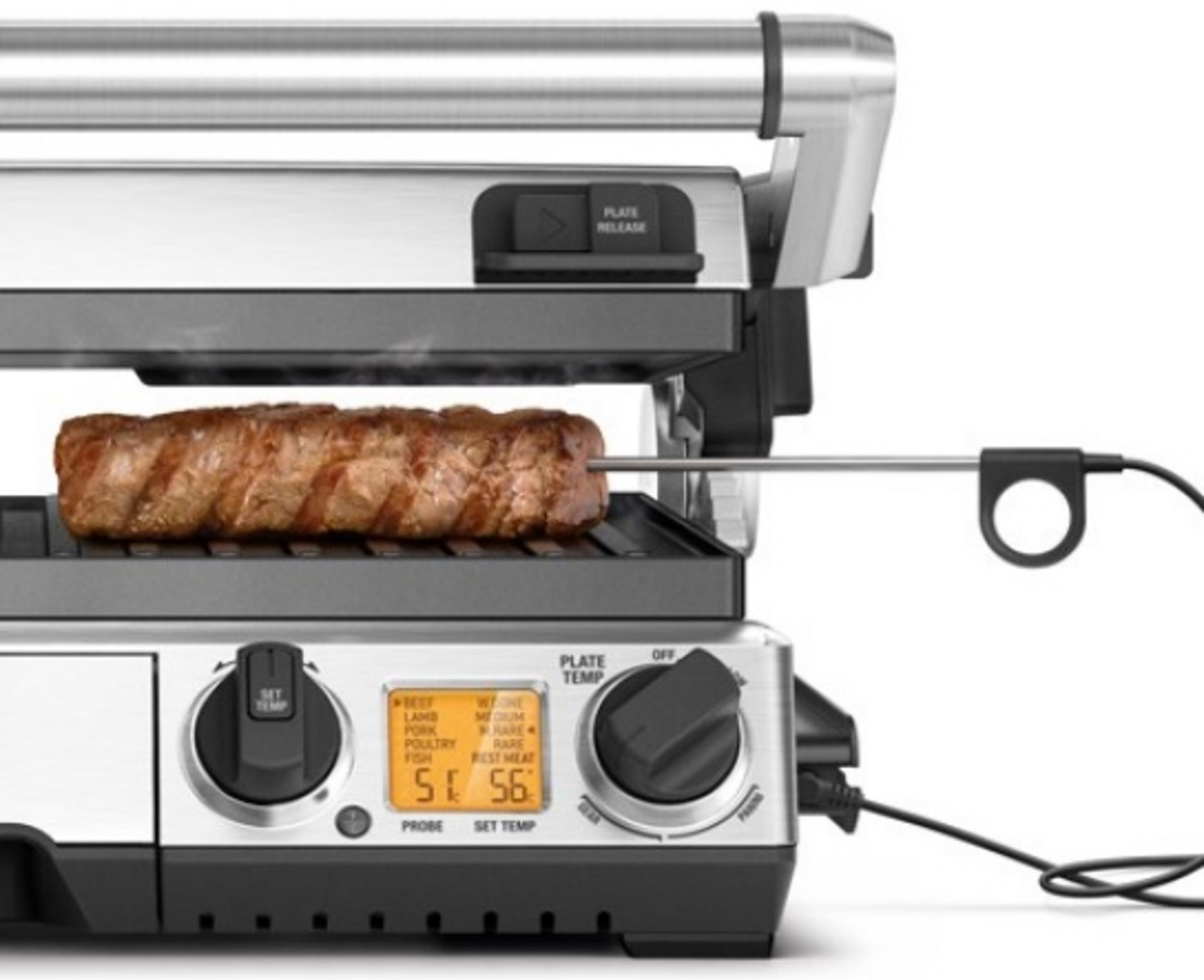 Una bistecca viene grigliata su una griglia con letture digitali della temperatura.
