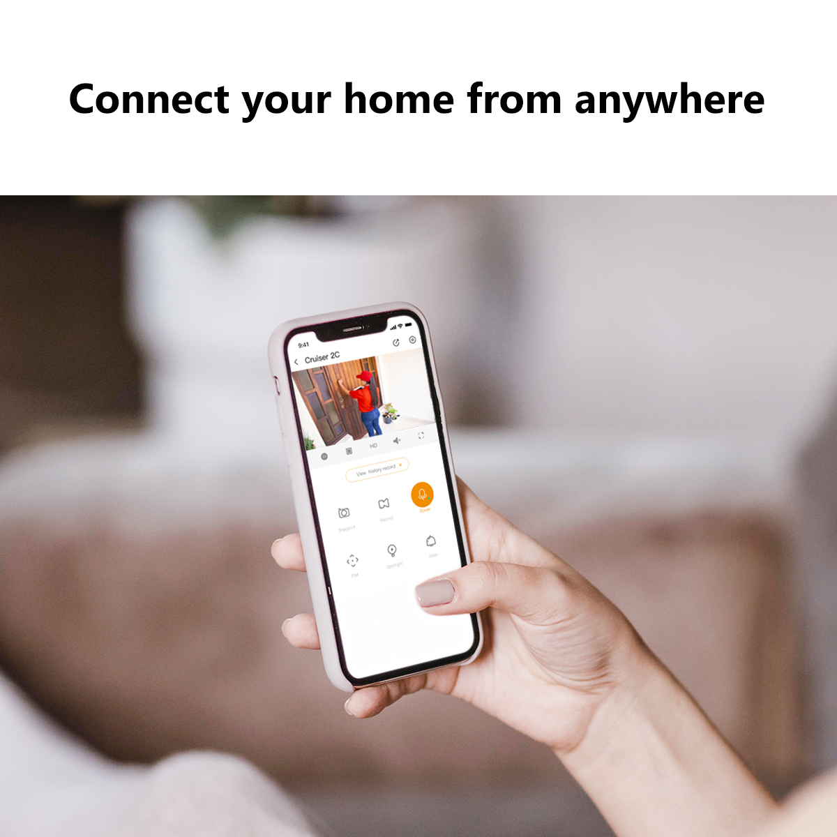 Dłoń trzyma smartfon z interfejsem aplikacji kamery bezpieczeństwa.