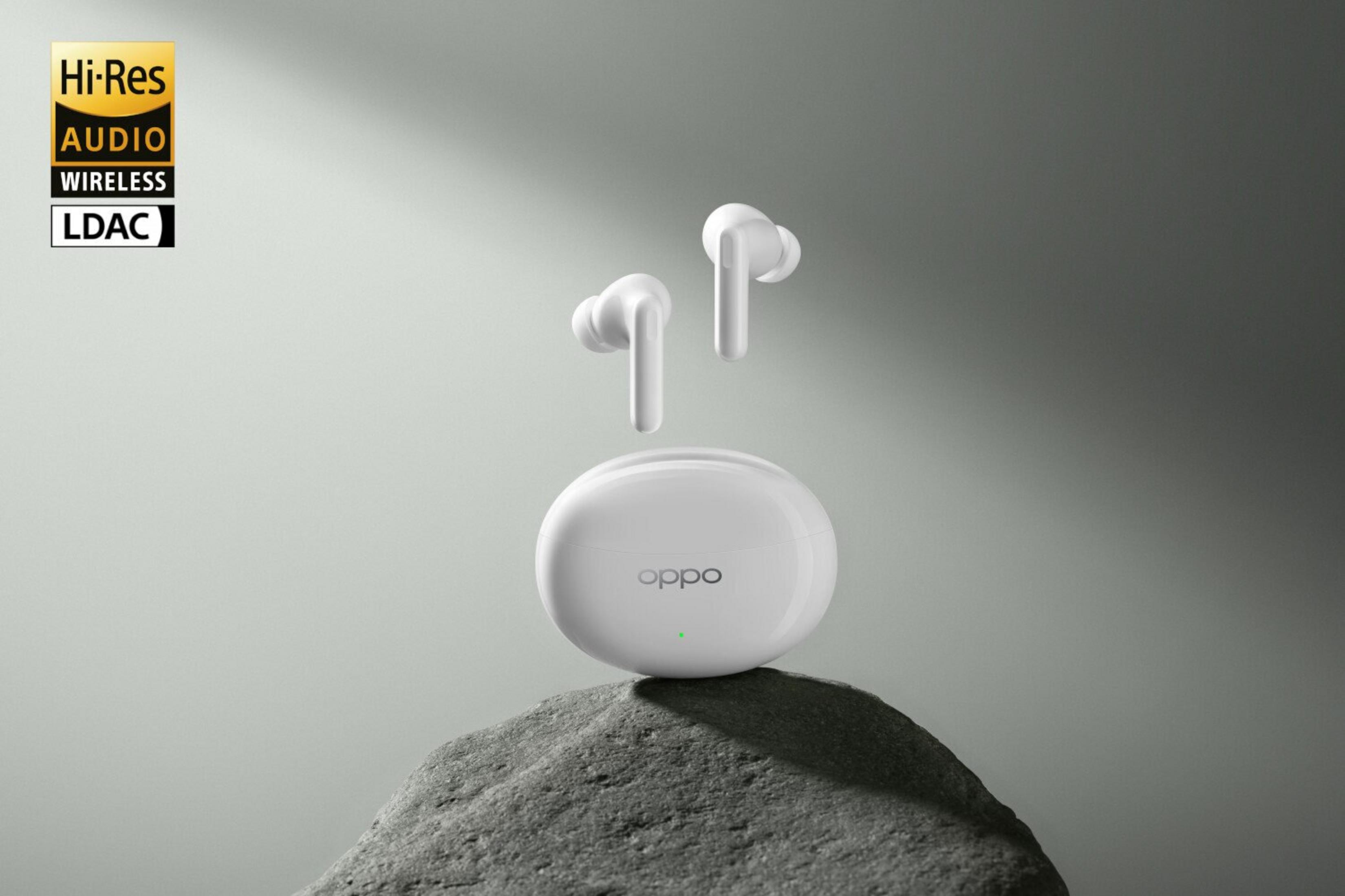 Weiße oppo Ohrhörer mit Ladecase auf einem Stein.