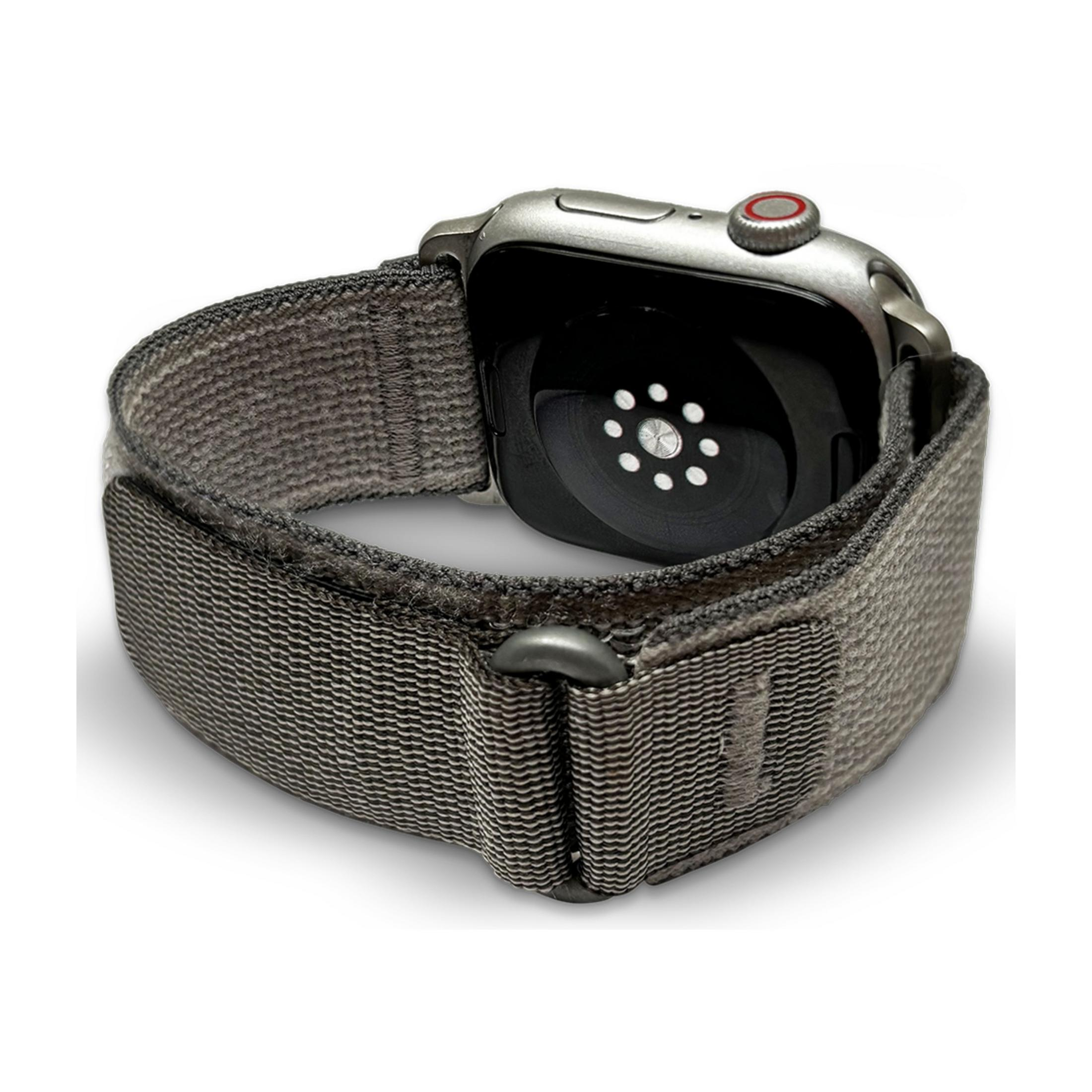 Correa de reloj de tela gris unida a un smartwatch plateado con sensor.