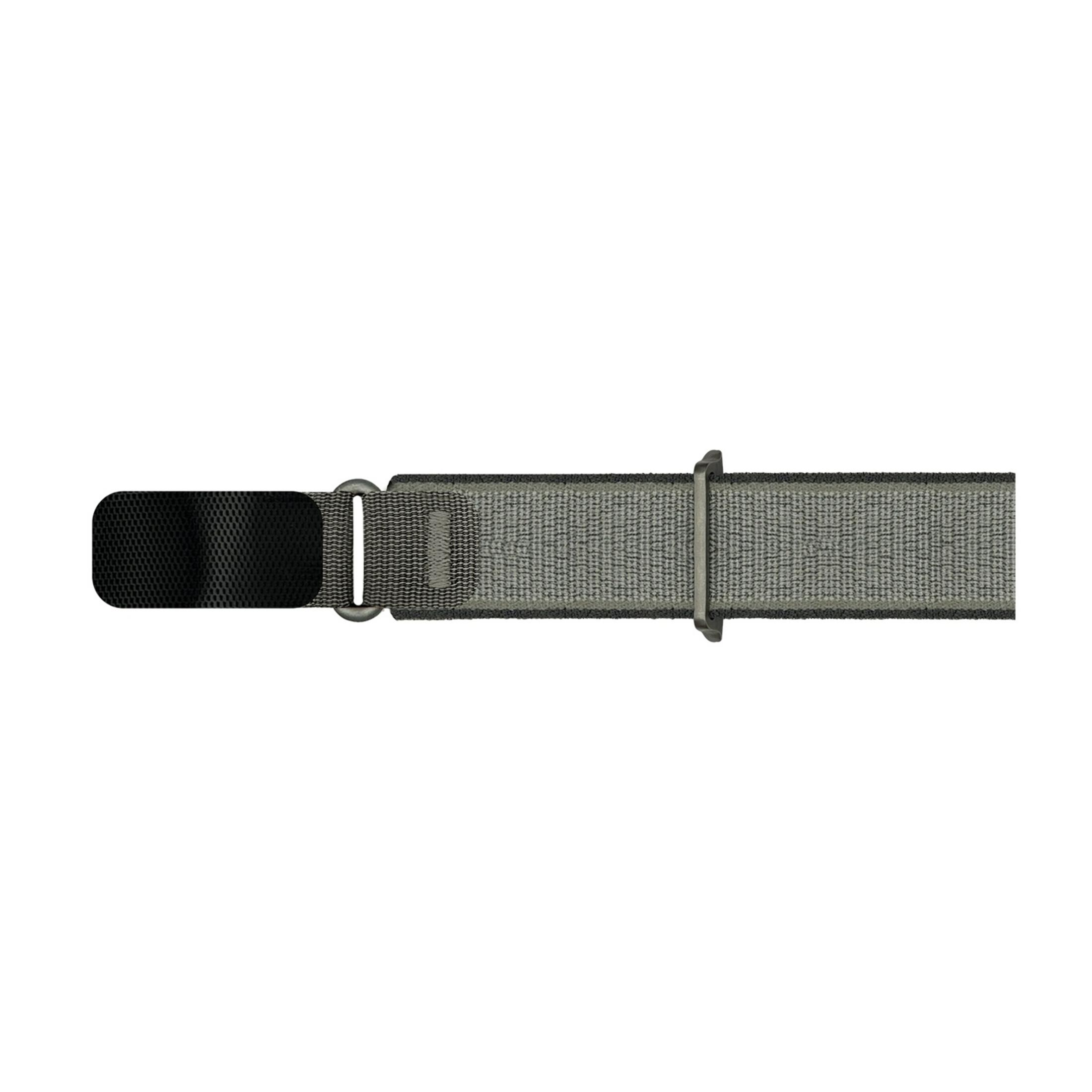 Banda de tela gris con accesorio negro y hebilla metálica.