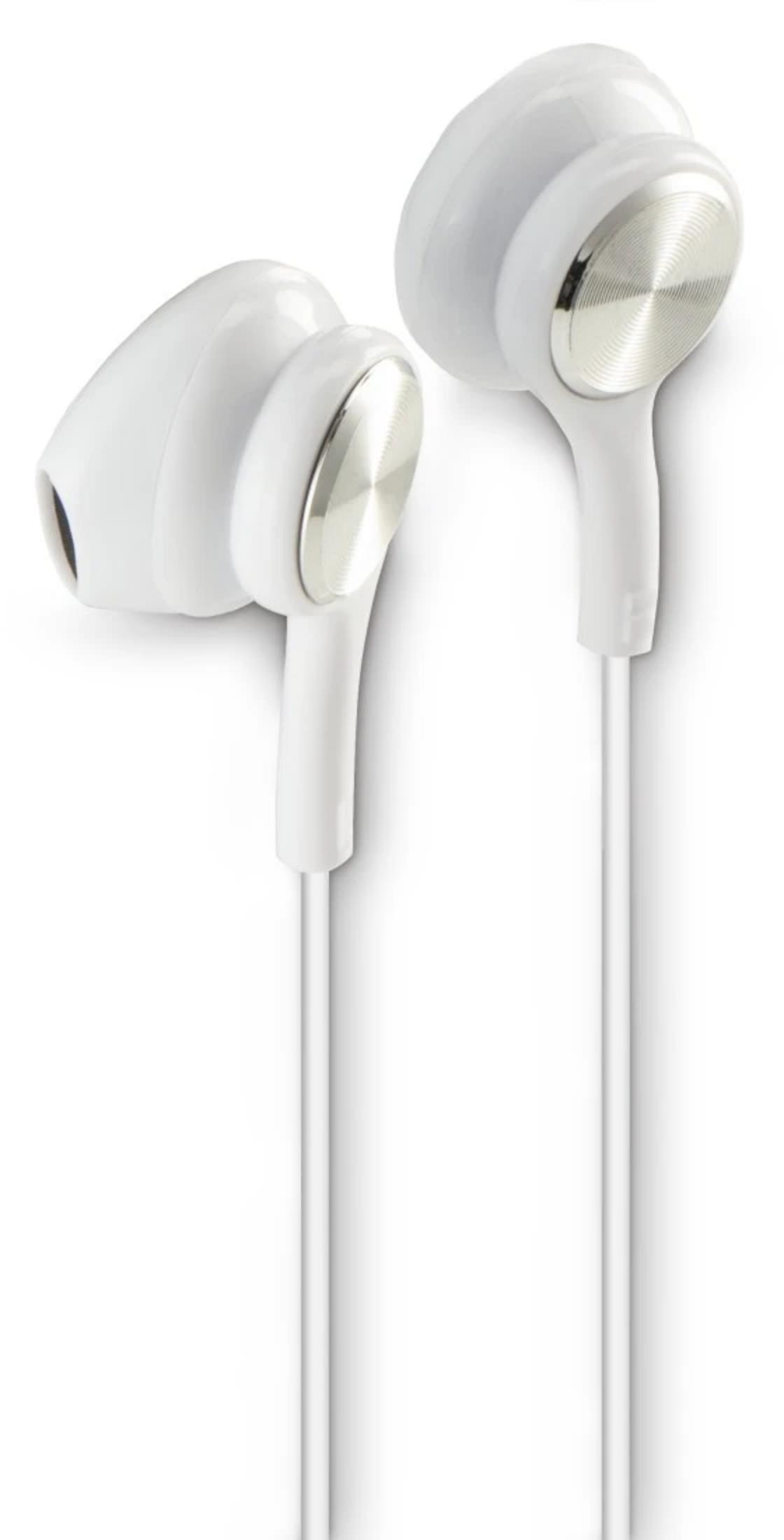 Dos auriculares blancos intrauditivos con detalles plateados sobre fondo blanco.