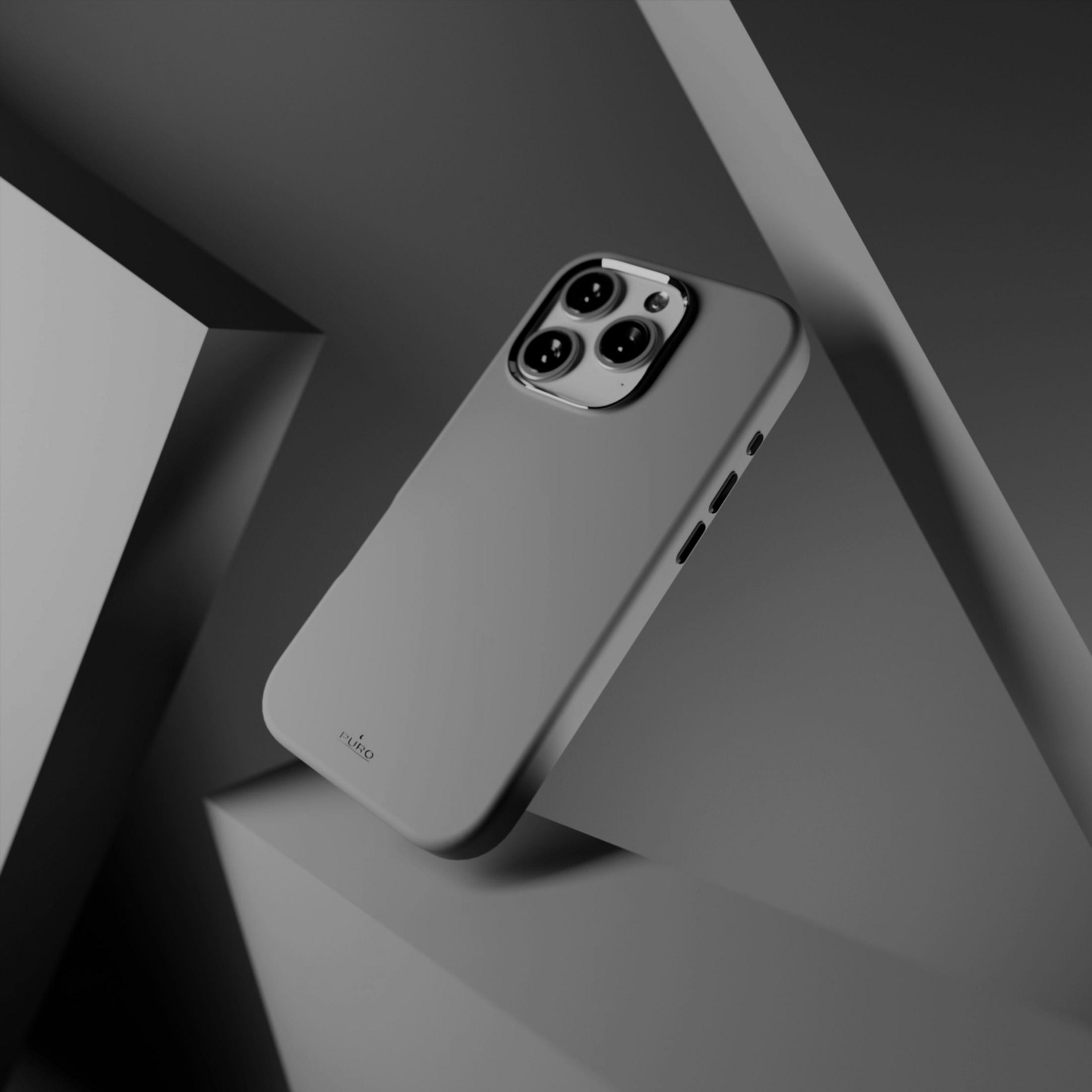 Graues iPhone-Gehäuse mit dreifacher Kamera auf dunklem, geometrischem Hintergrund.