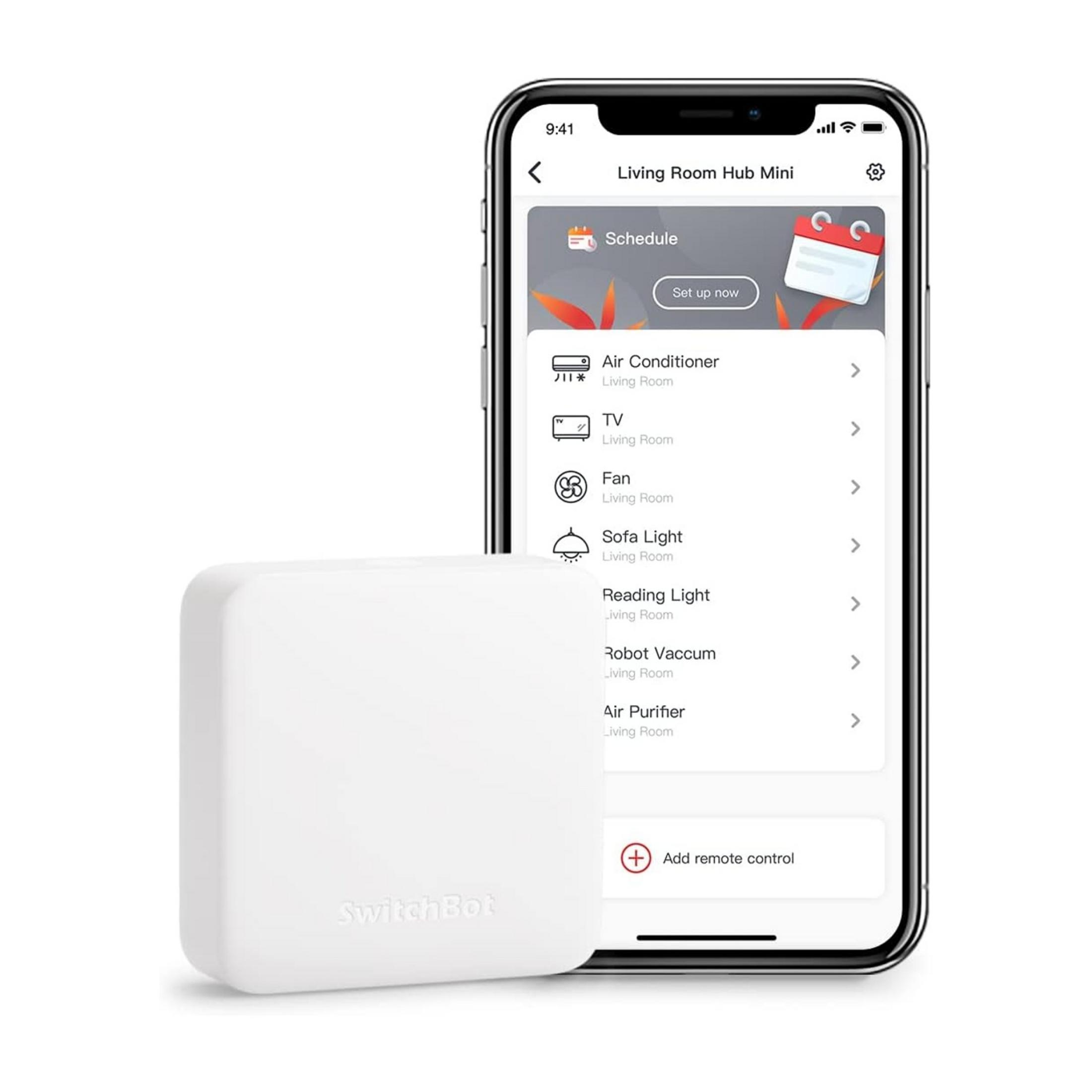 Un hub SwitchBot bianco accanto a uno smartphone che mostra un'app di controllo dispositivi.
