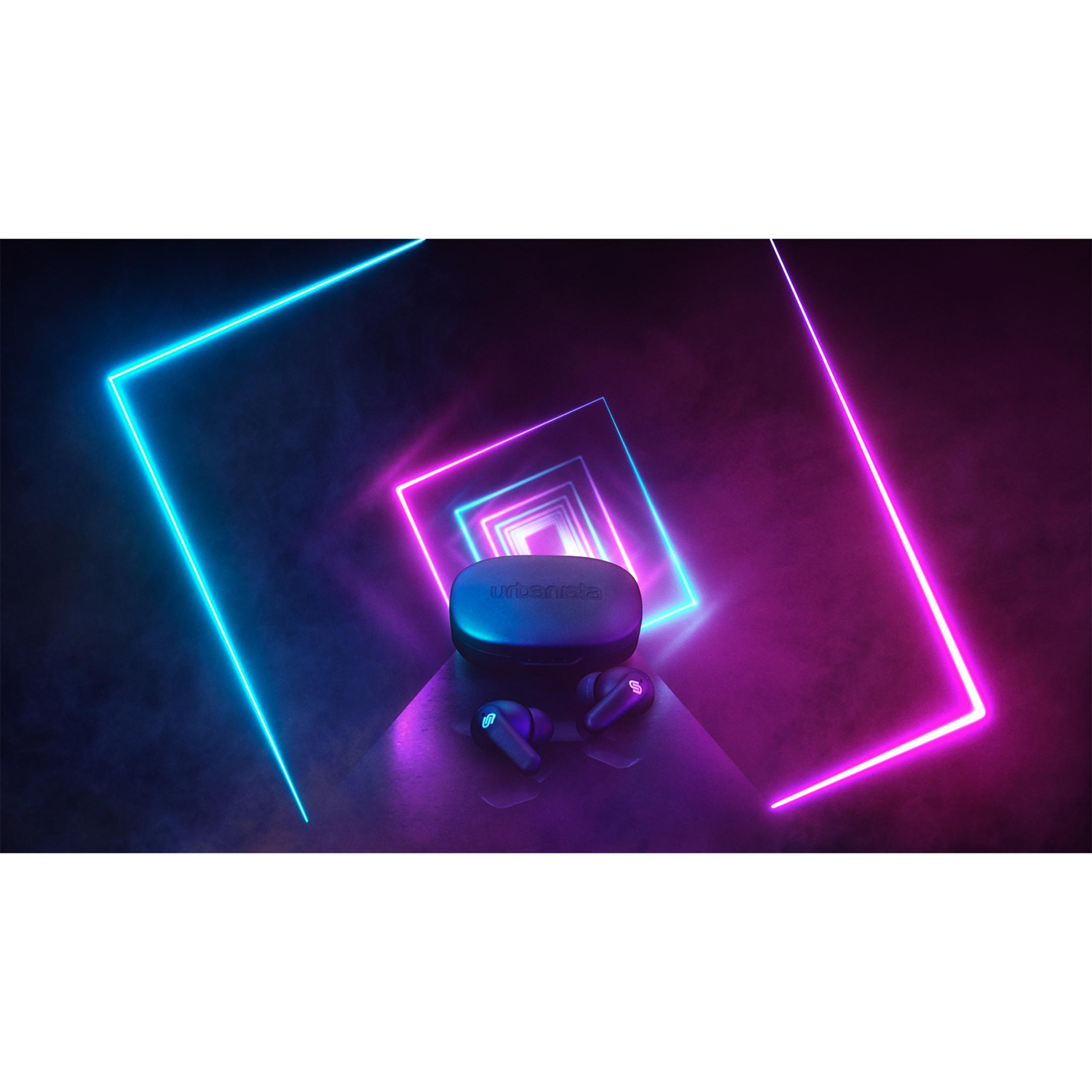 Czarne słuchawki i etui ładujące przed niebieskimi i różowymi neonami.