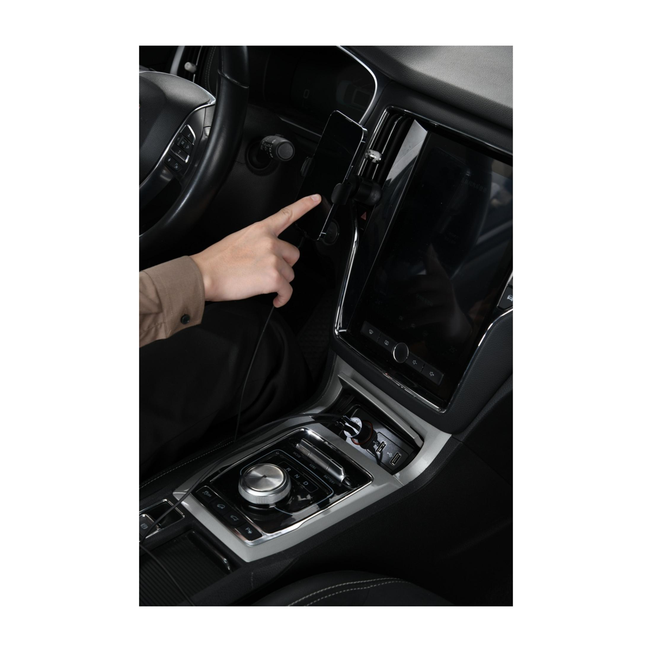 Persona che utilizza un supporto per telefono per auto con touchscreen.