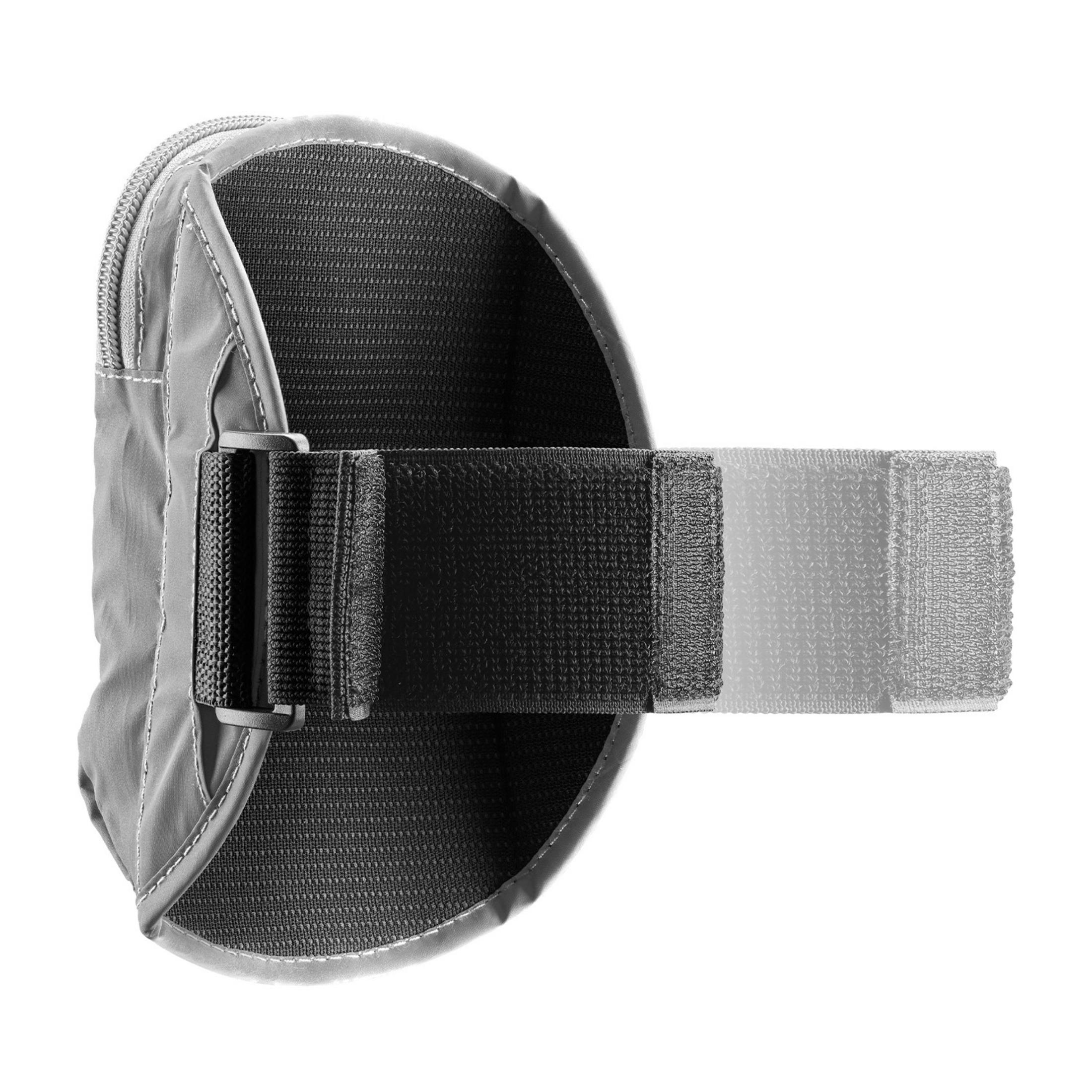 Pouch in tessuto grigio con cinghia nera e chiusura in velcro.