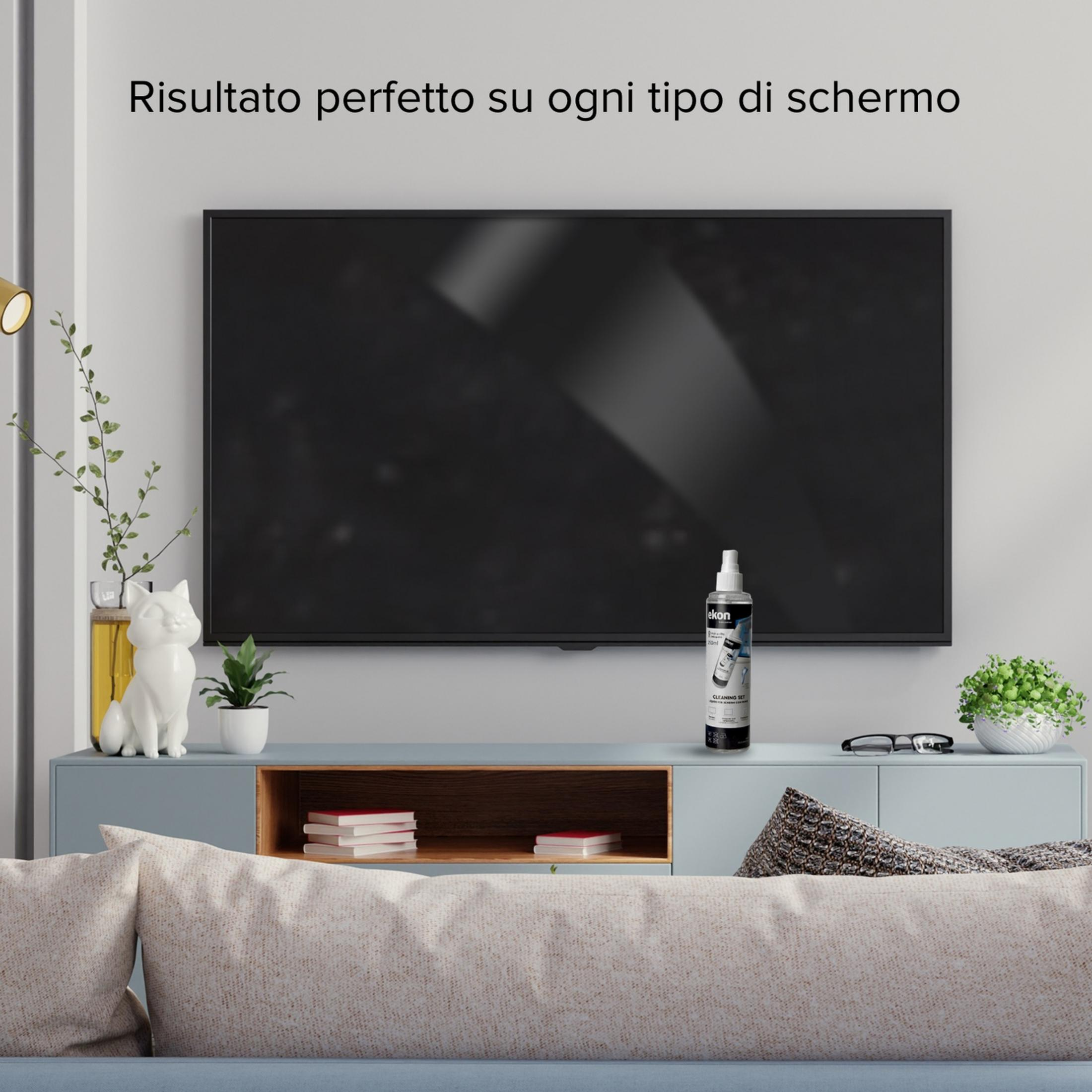 Un televisor de pantalla plana se encuentra sobre un mueble con decoraciones y una botella rociadora.