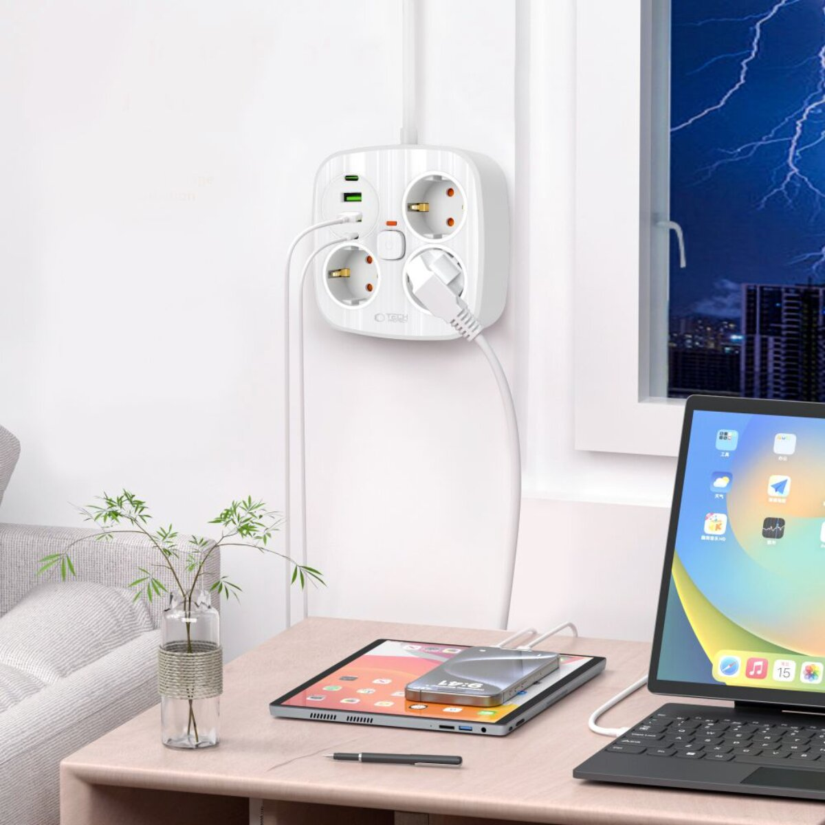 Weiße Steckdosenleiste mit USB-Ports an einer Wand, mit Geräten verbunden.