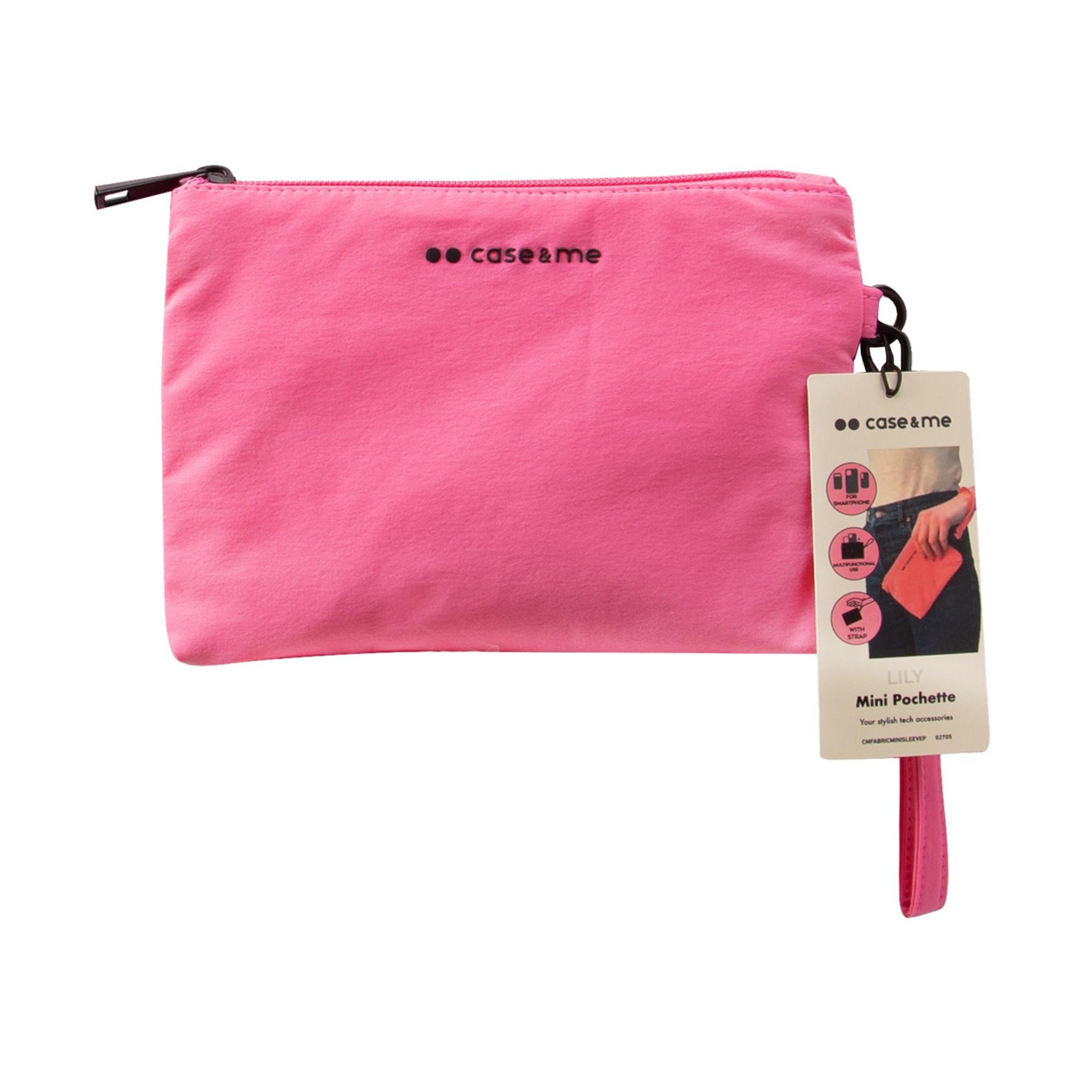 Una pequeña y brillante pochette rosa con cremallera y logo de la marca.