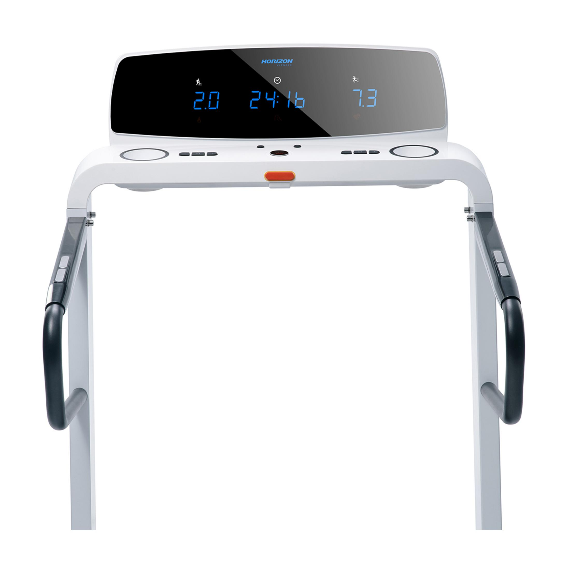 Biała konsola bieżni z czarnym wyświetlaczem pokazującym prędkość, czas i dystans.