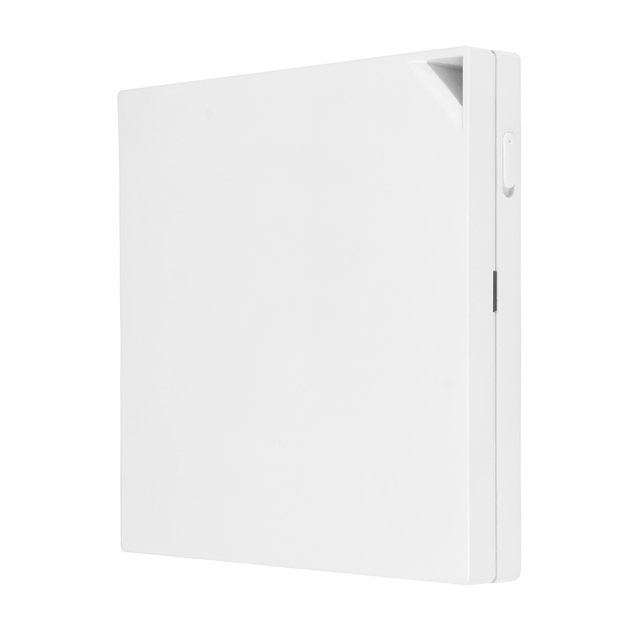 Białe, prostokątne urządzenie z małym szarym otworem i przyciskiem.