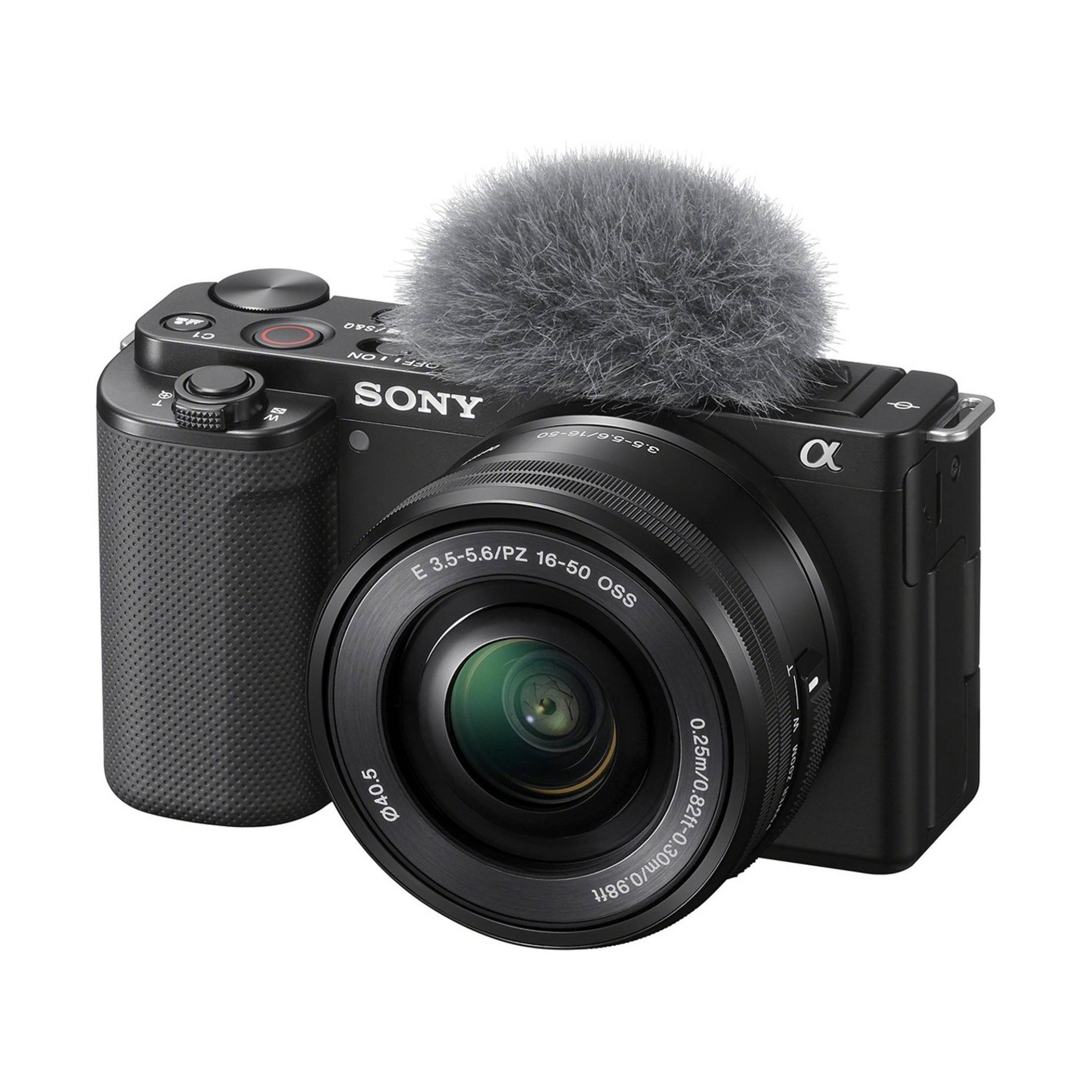 Schwarze Sony Alpha Kamera mit Objektiv und Mikrofonaufsatz, weißer Hintergrund.