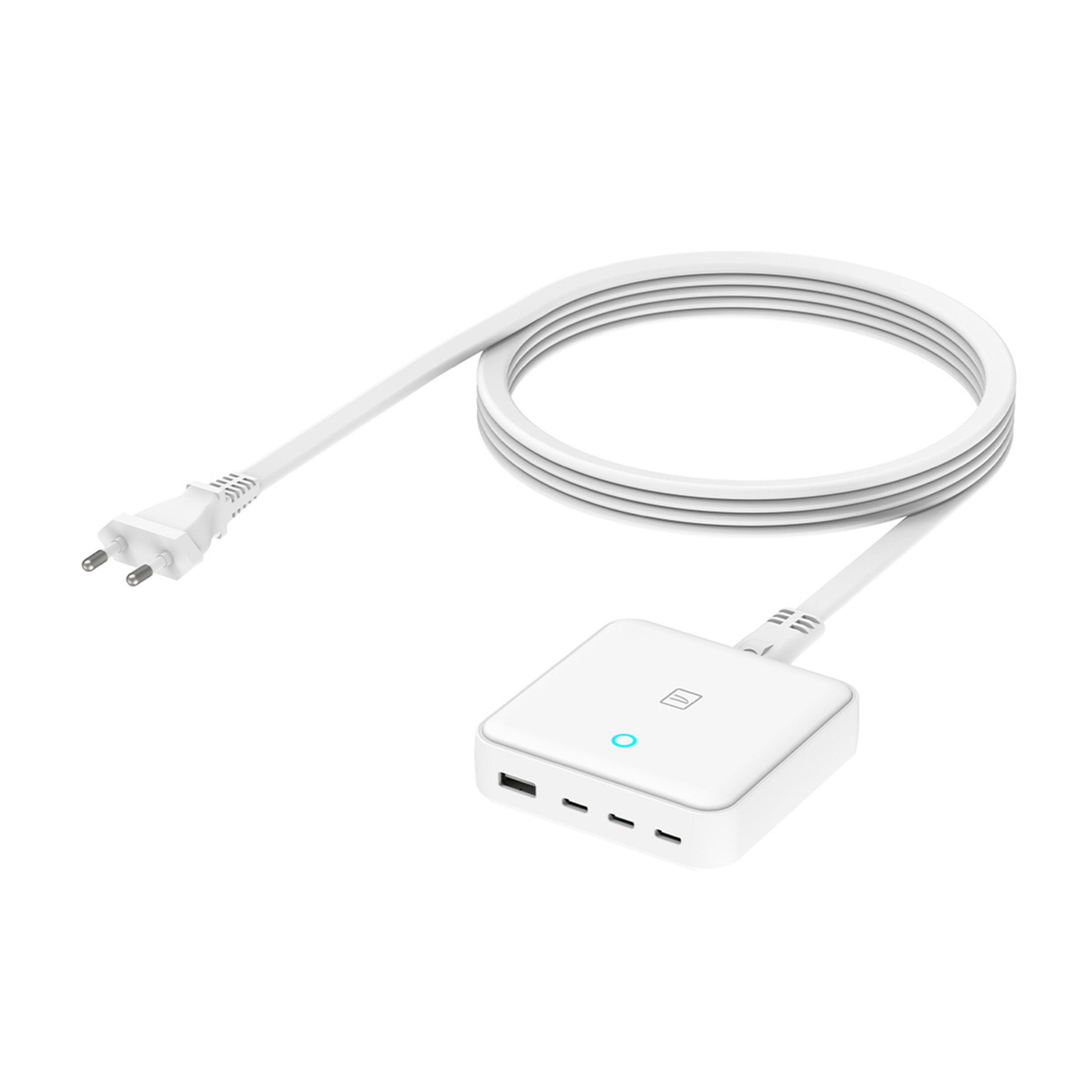 Un enchufe blanco con cable y un adaptador blanco con puertos USB.