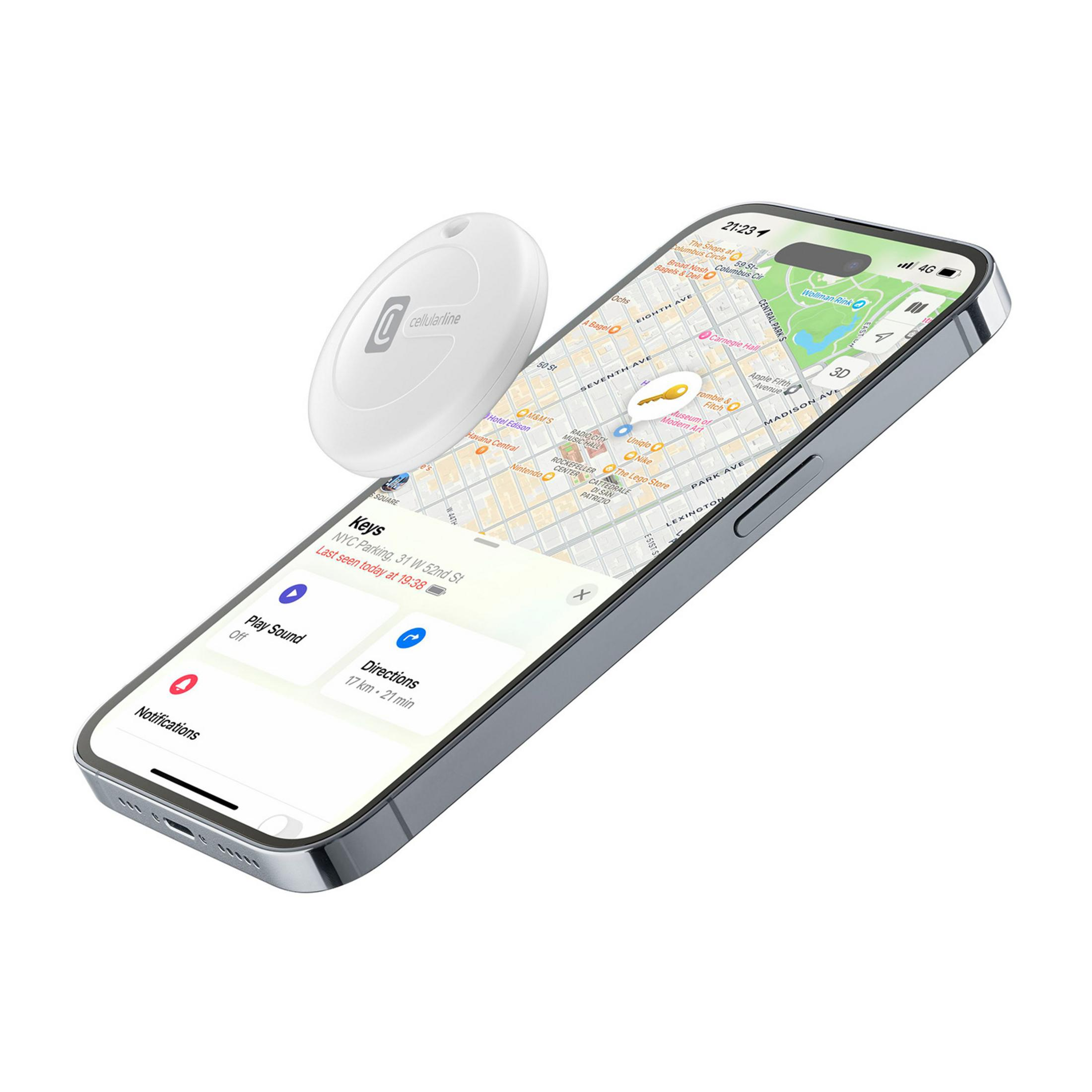 Ein weißer Schlüsselanhänger liegt auf einem Smartphone mit einer Karten-App.