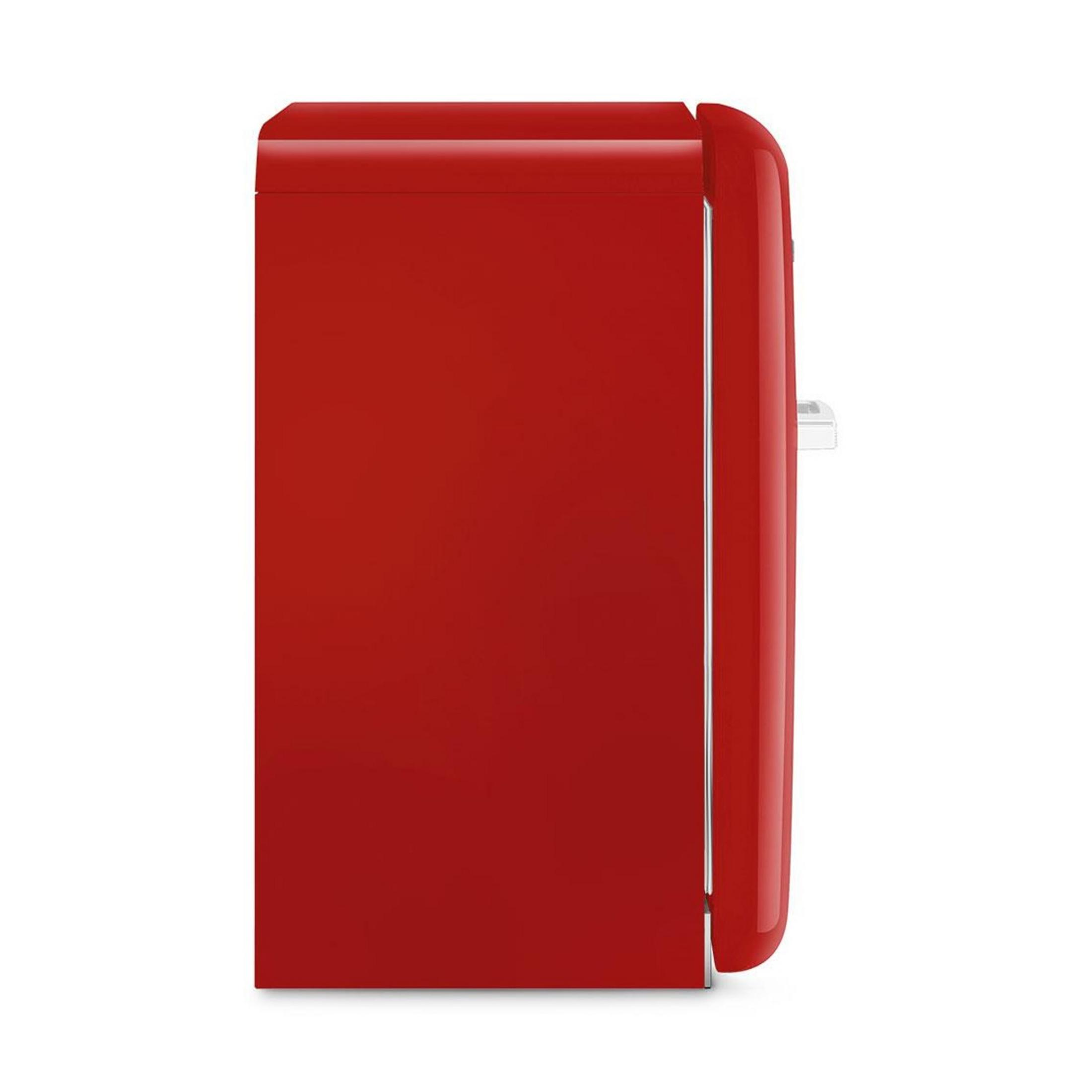 Ein roter Kühlschrank mit Chromdetails, von der Seite gesehen.
