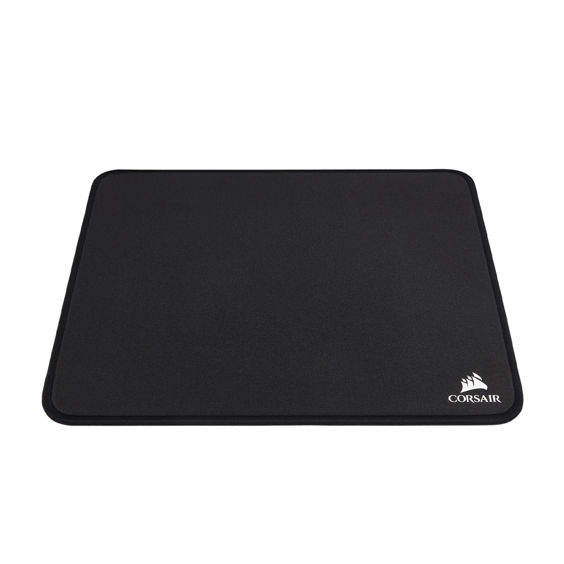 Czarna podkładka pod mysz z białym logo Corsair w prawym dolnym rogu.