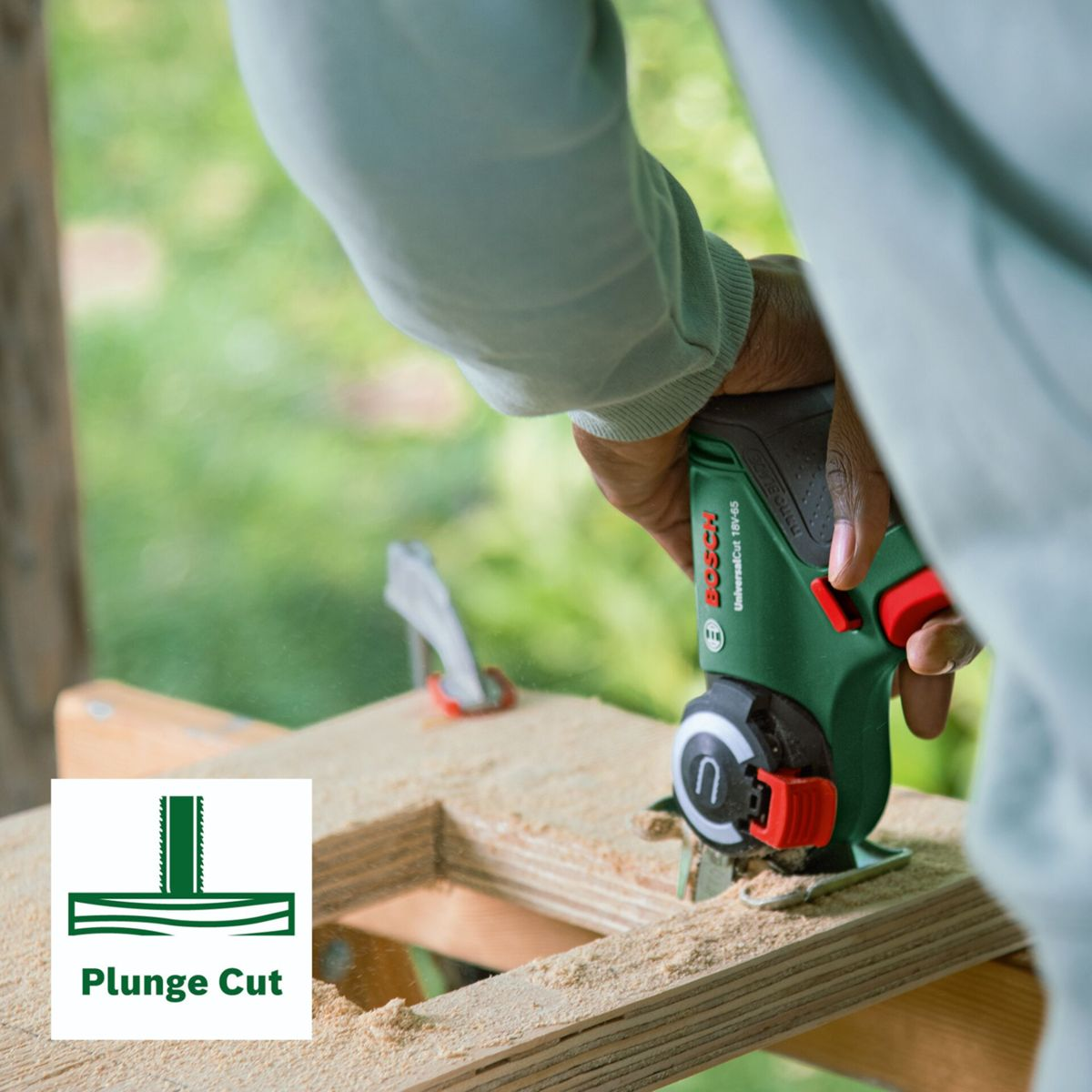 Osoba używa zielonej piły wgłębnej Bosch do drewna. Widać trociny.