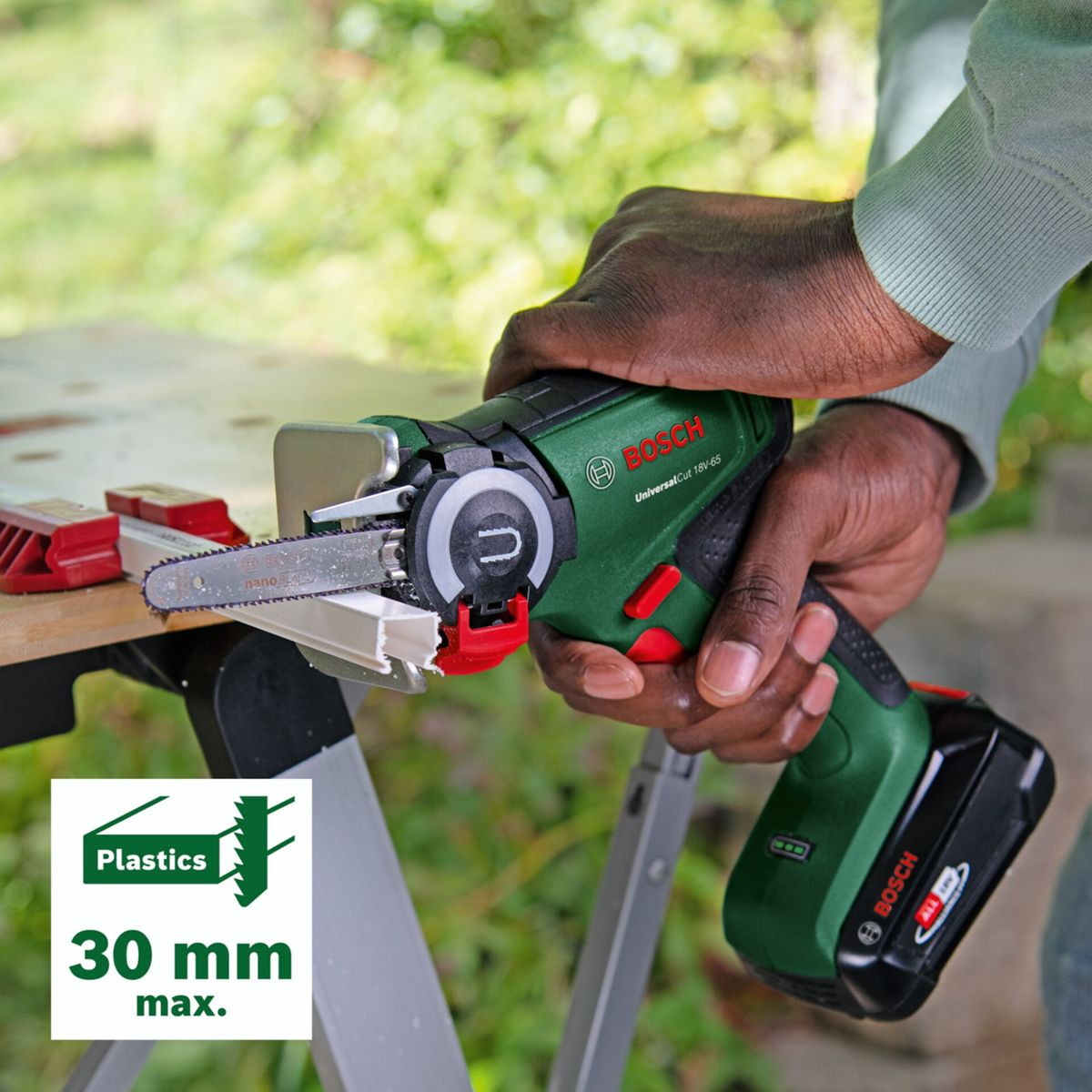 Bosch UniversalCut 18V-65 tnie listwę plastikową piłą akumulatorową.