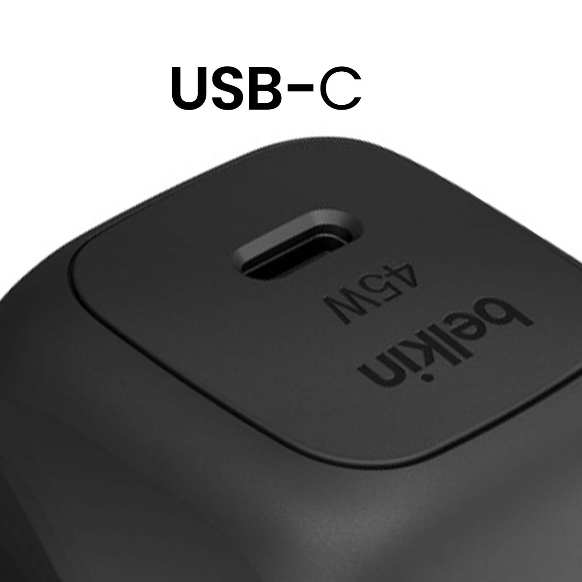 Port chargeur USB-C noir avec logo Belkin 45W.
