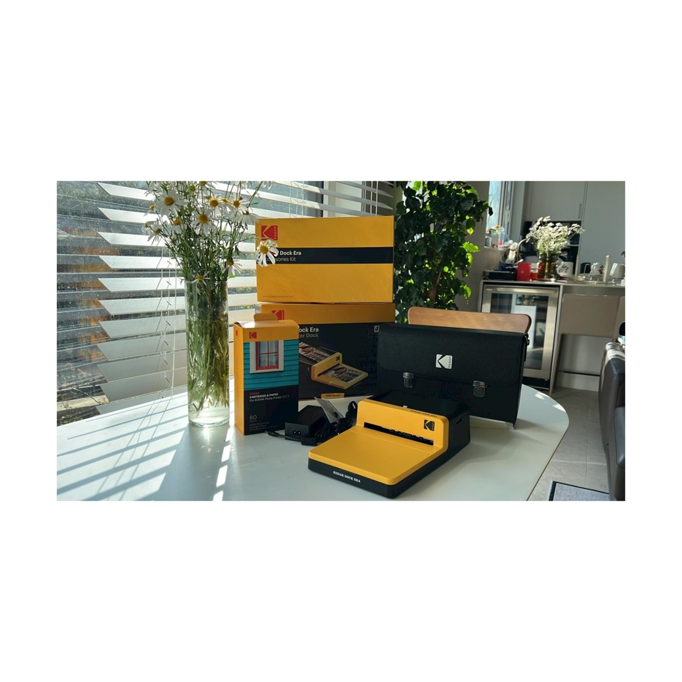 Stampante Kodak Dock Era, accessori e cartucce su un tavolo.