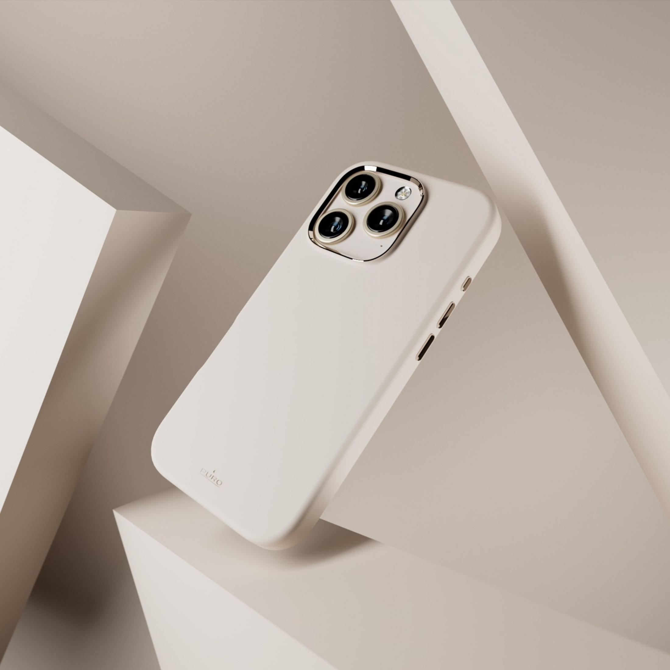 Un telefono beige chiaro con tre fotocamere poggia su un gradino.