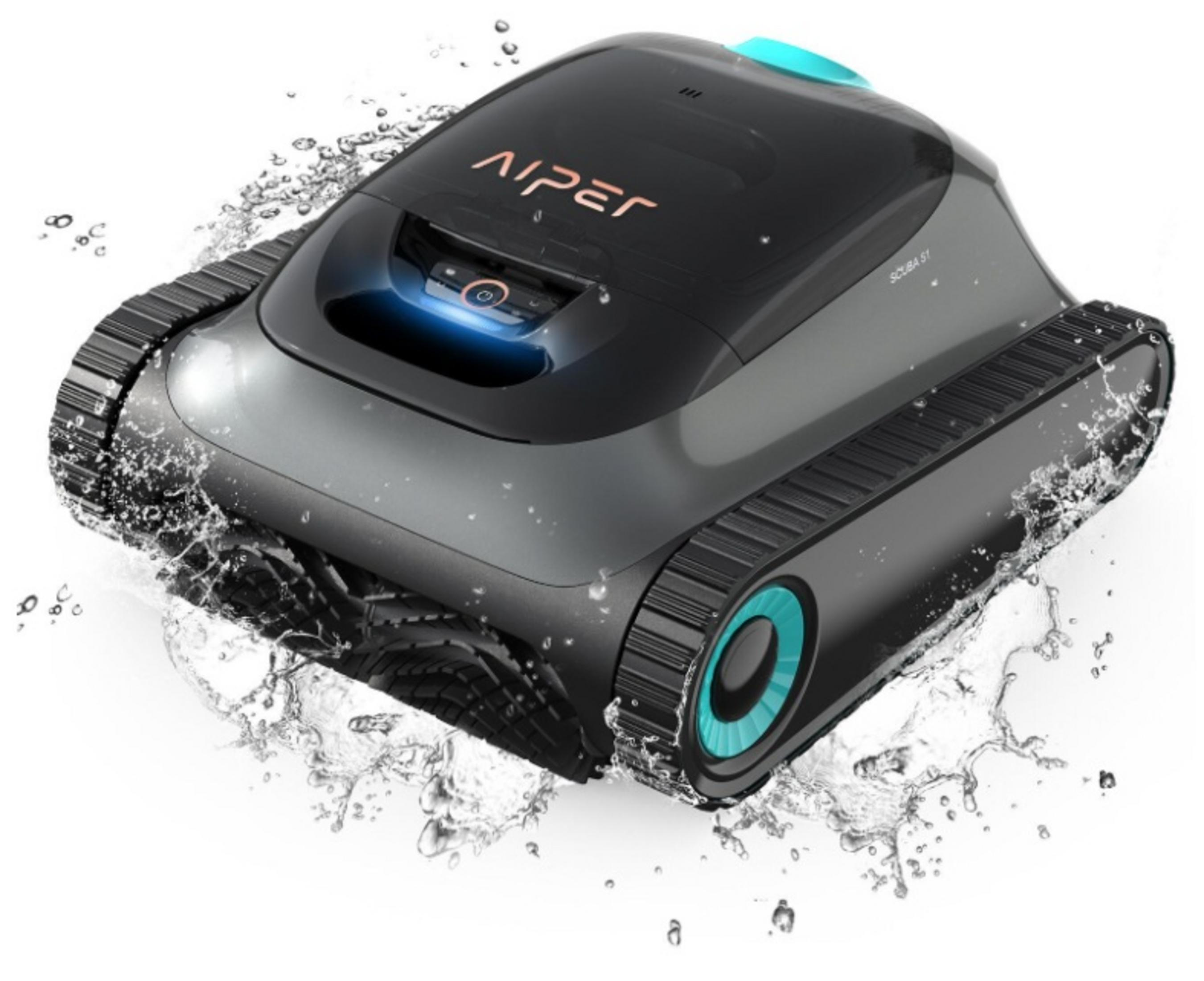 Un robot de piscina negro con detalles azules se mueve por el agua.