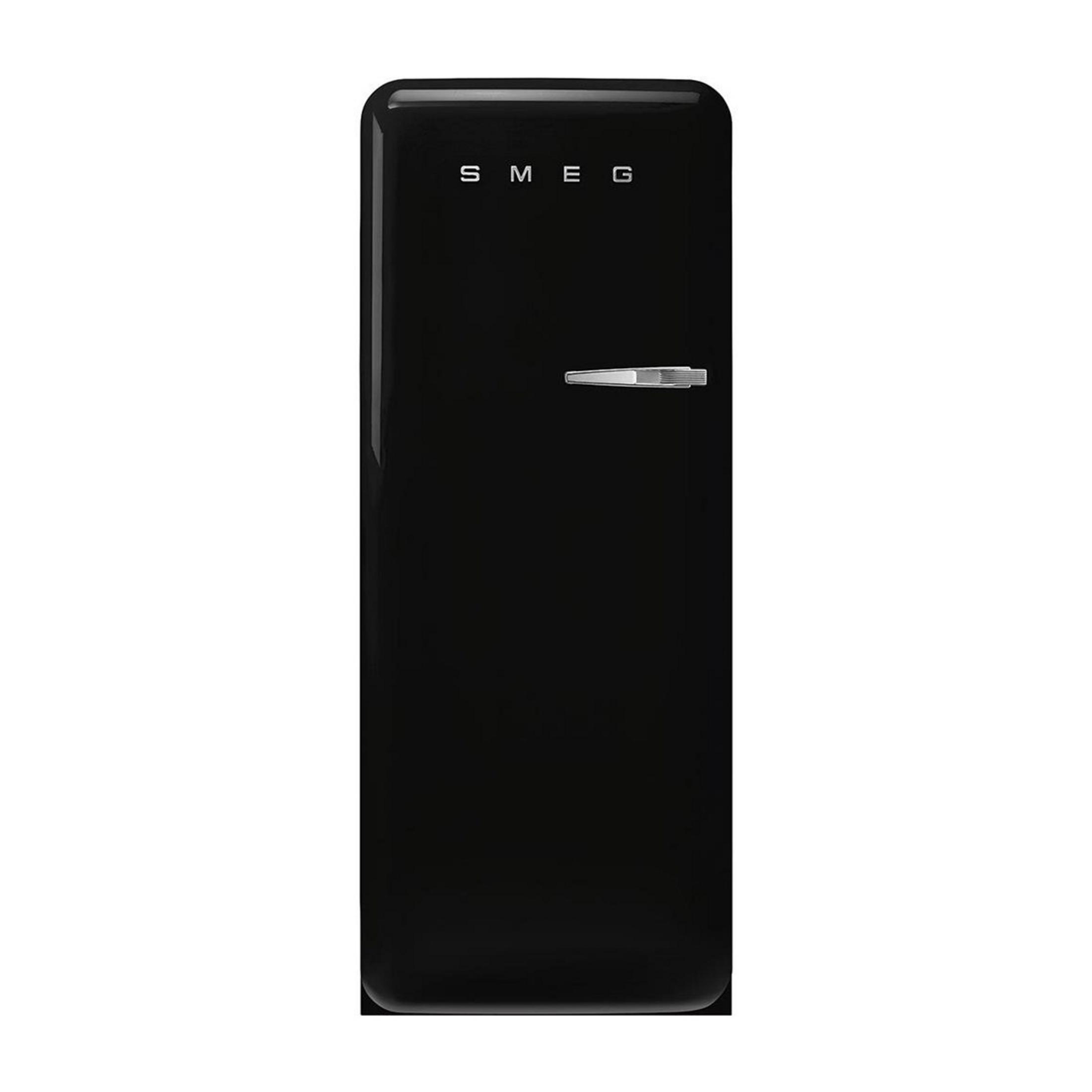 Ein schwarzer SMEG-Kühlschrank mit silbernem Griff steht auf weißem Hintergrund.