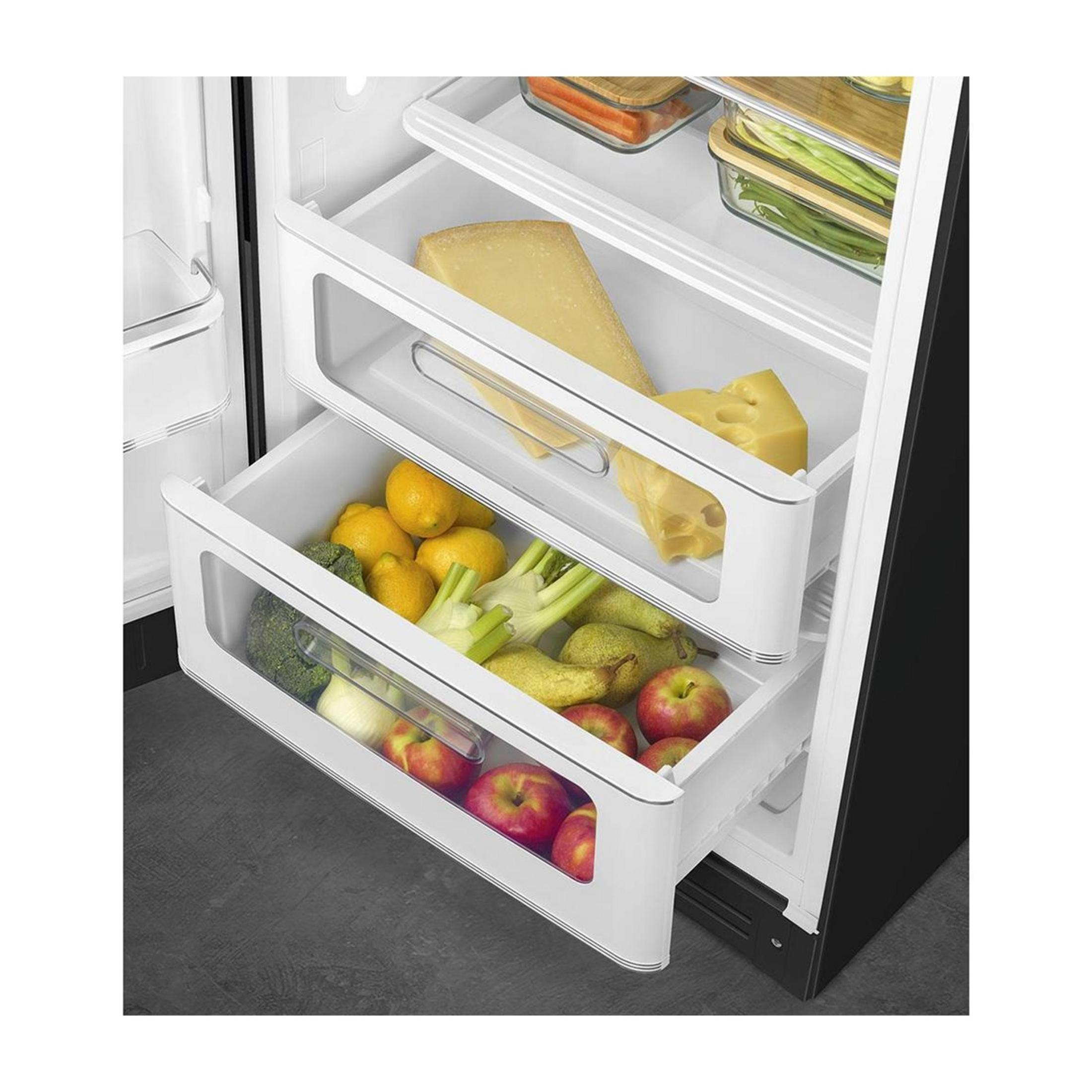 Ein offener Kühlschrank mit voller Obst- und Käseschublade.