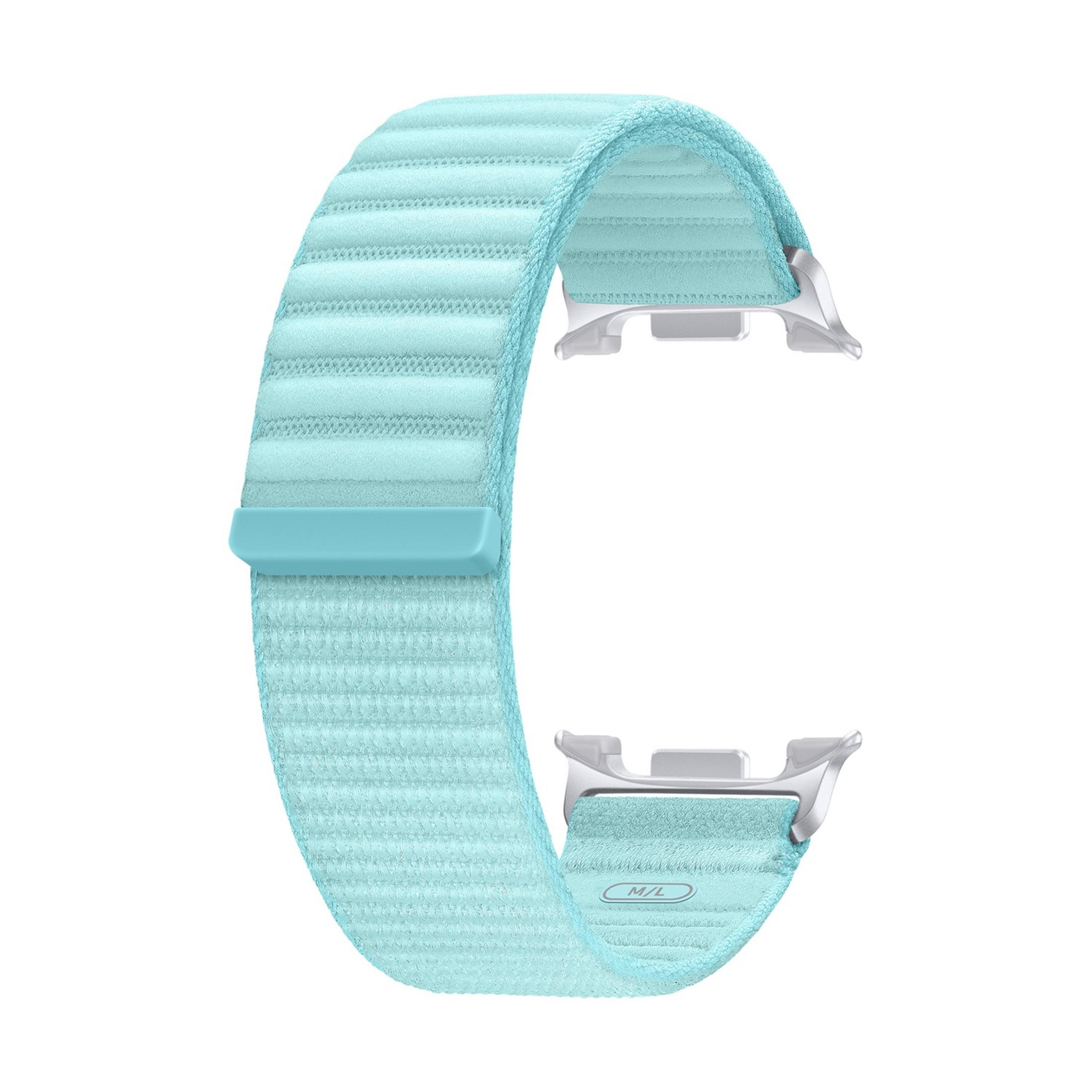 Ein türkisfarbener Armband mit silbernen Anschlüssen und M/L-Größenangabe.