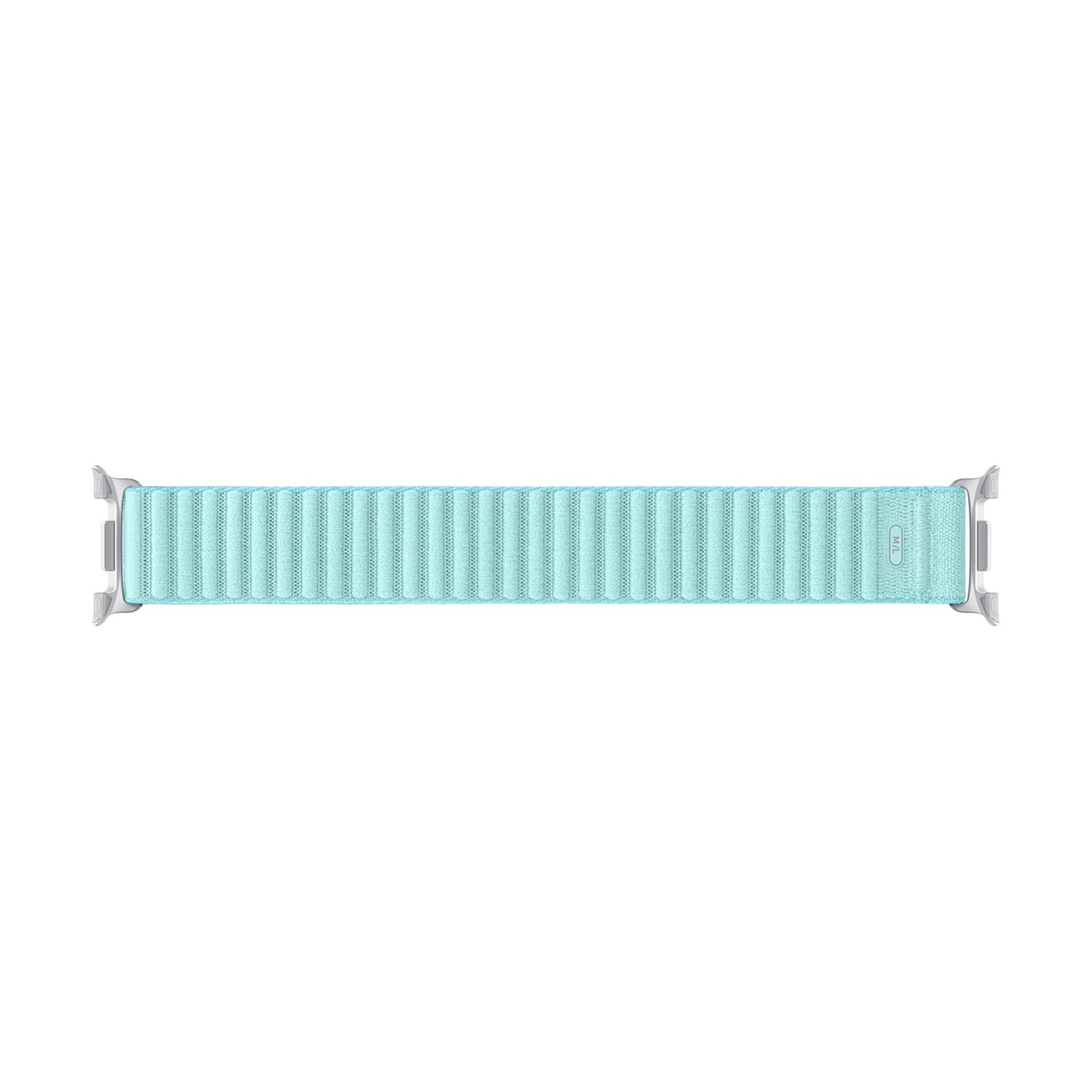 Ein hellblauer Apple Watch Loop mit silbernen Anschlüssen.