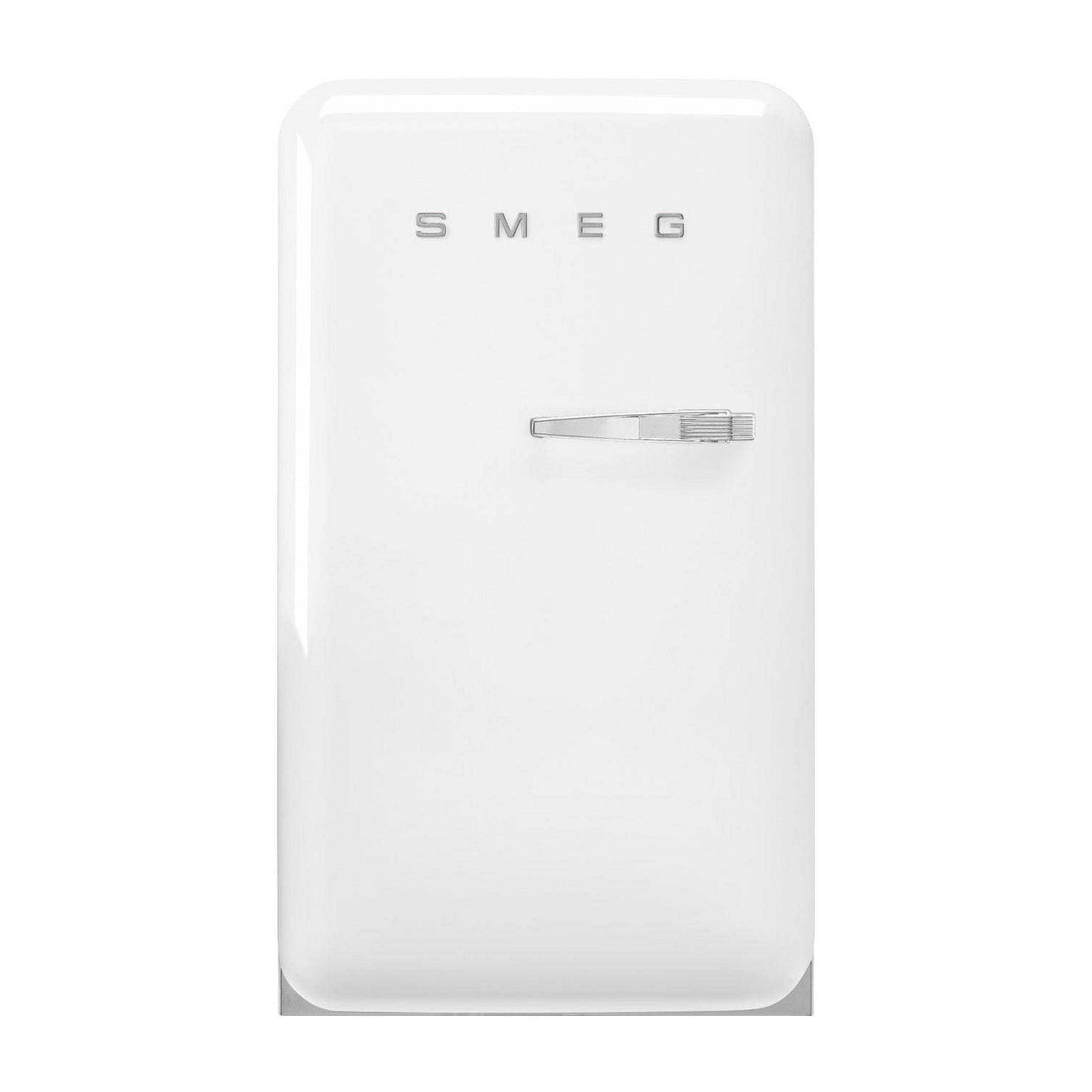Un frigorifero SMEG bianco con maniglia e logo argentati.